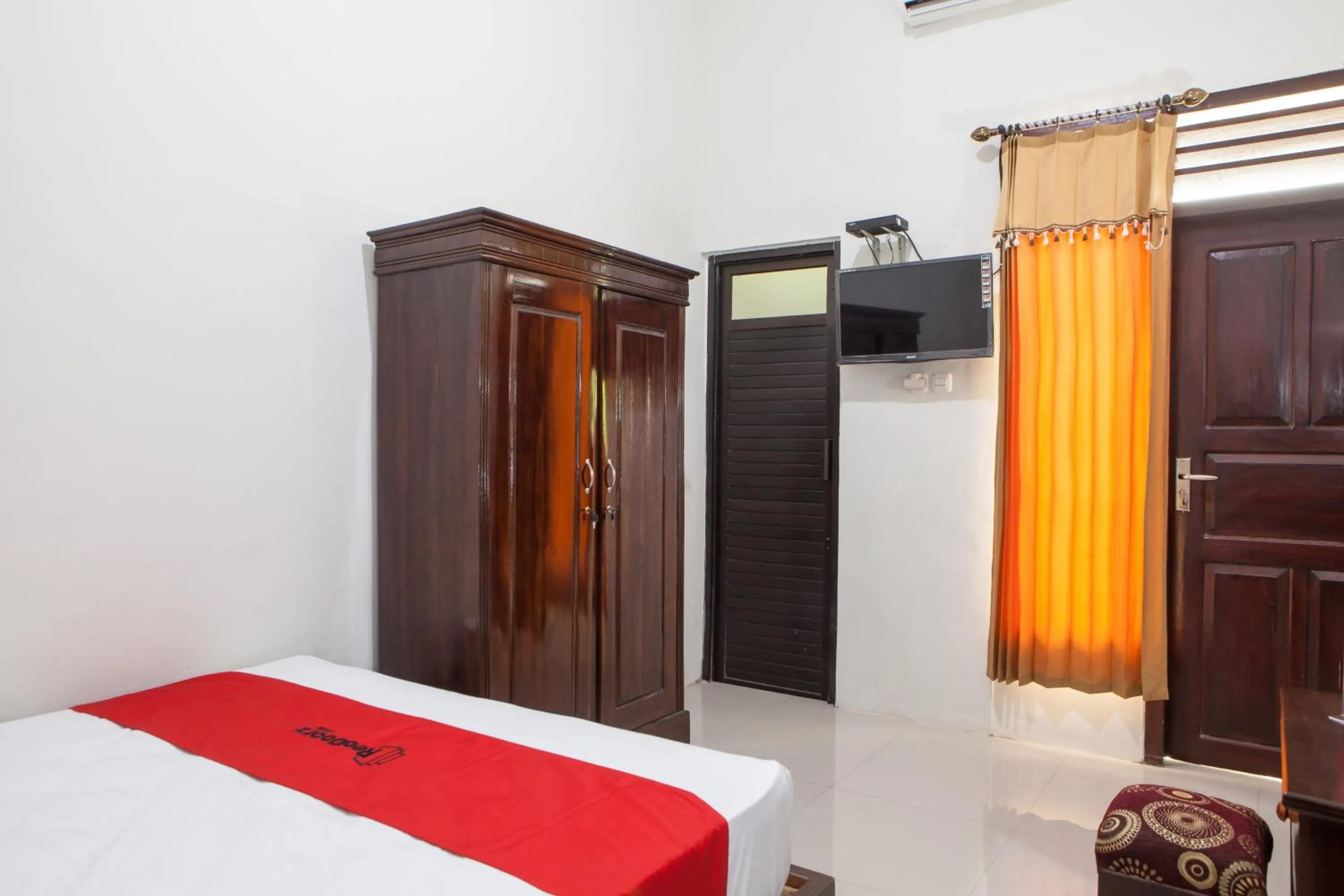 Bedroom, Bed in RedDoorz near Banyuwangi Baru Station