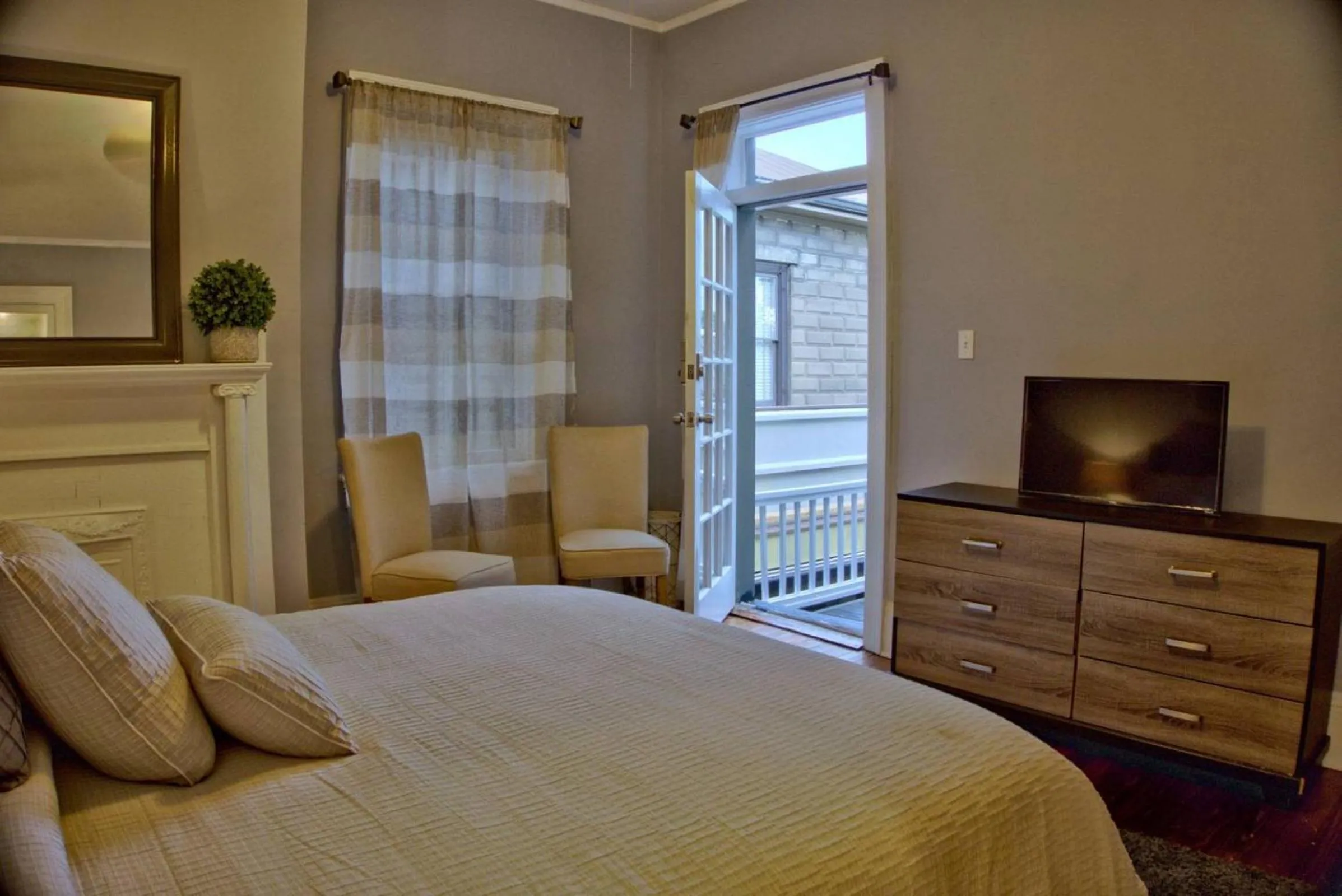 Bedroom, Bed in Beautiful 6 Bed, 5 Bath Historic Savannah Home
