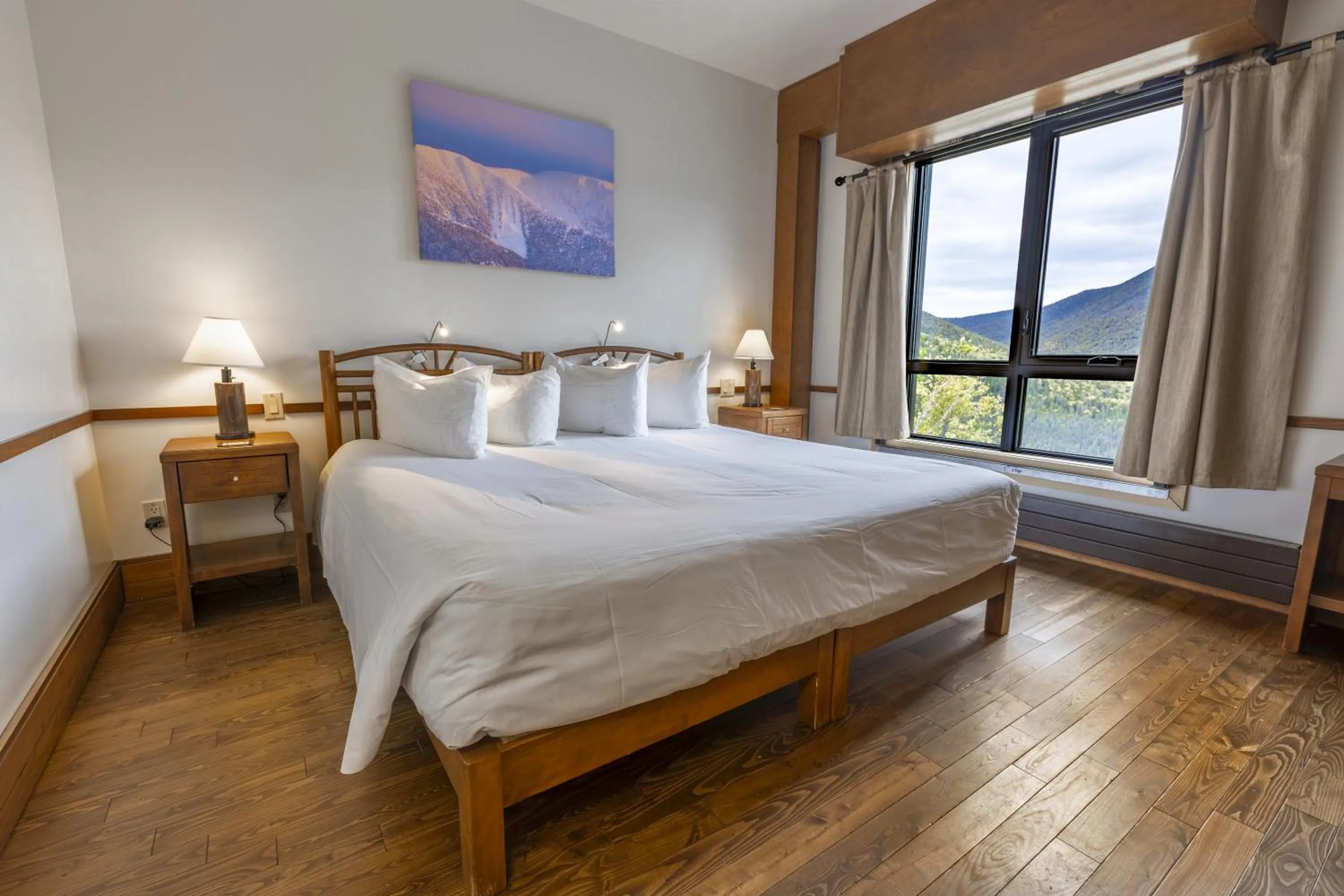 View (from property/room), Bed in Auberge de Montagne des Chic-Chocs Mountain Lodge - Sepaq