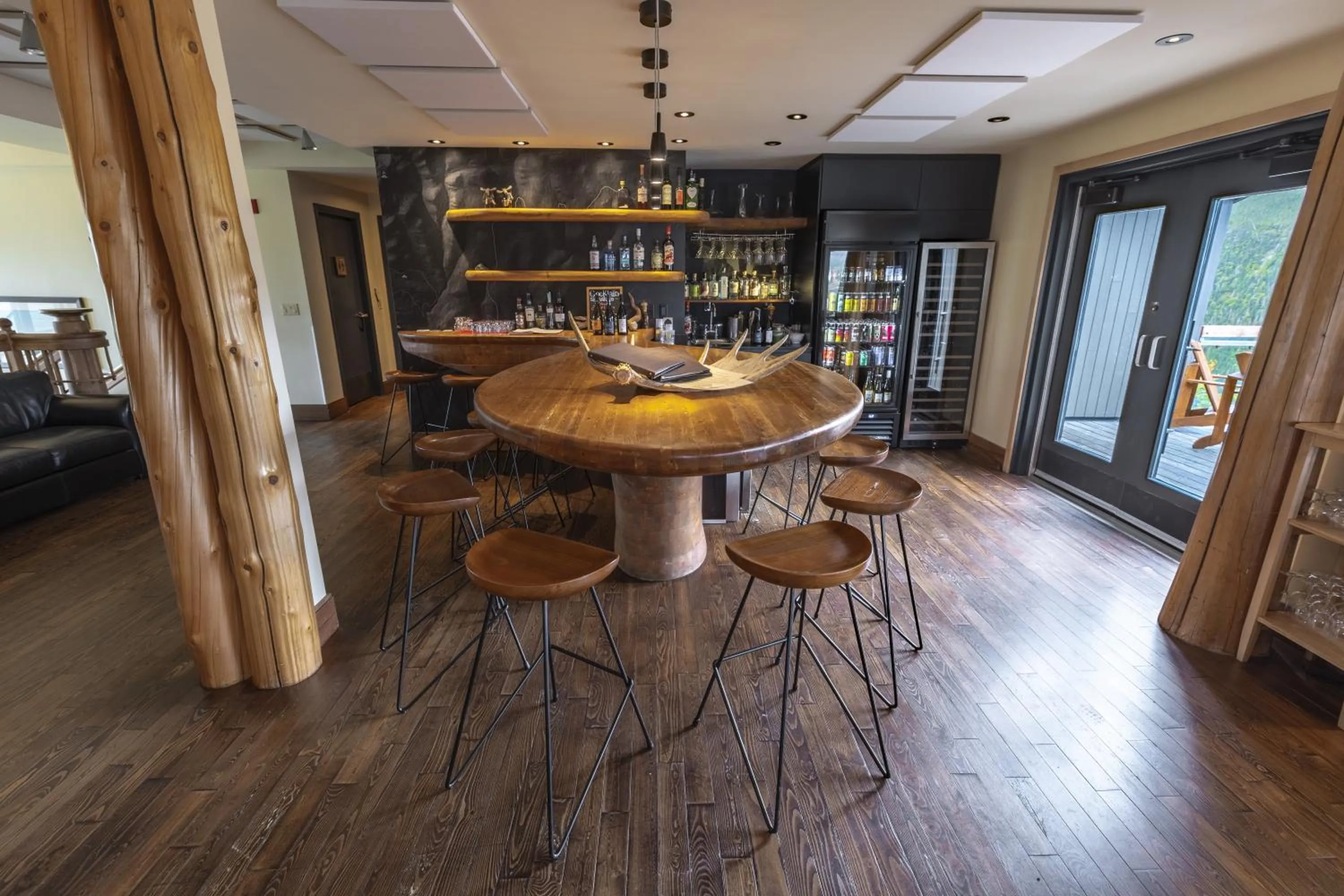 Lounge or bar in Auberge de Montagne des Chic-Chocs Mountain Lodge - Sepaq