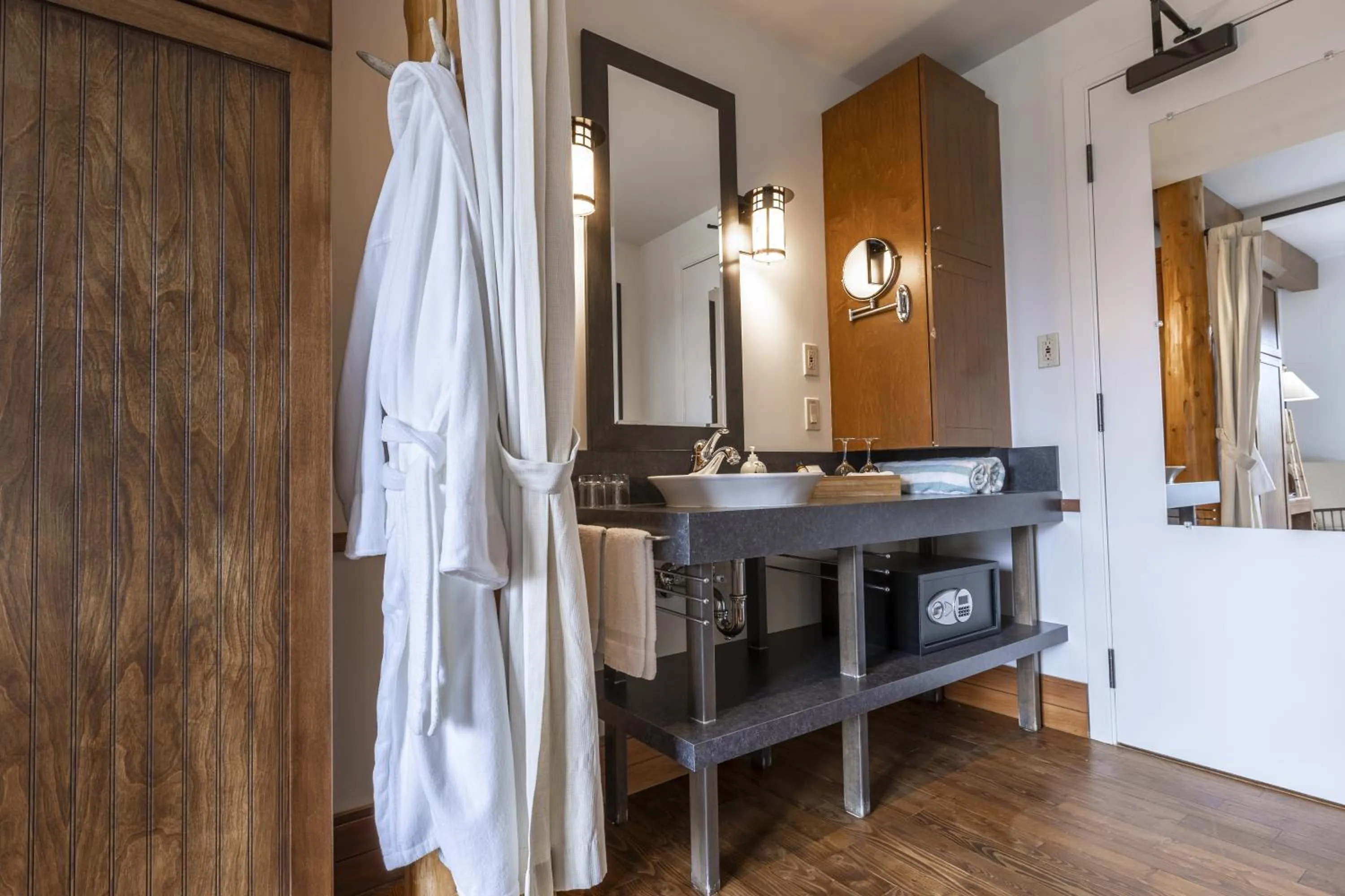 Bedroom, Bed in Auberge de Montagne des Chic-Chocs Mountain Lodge - Sepaq