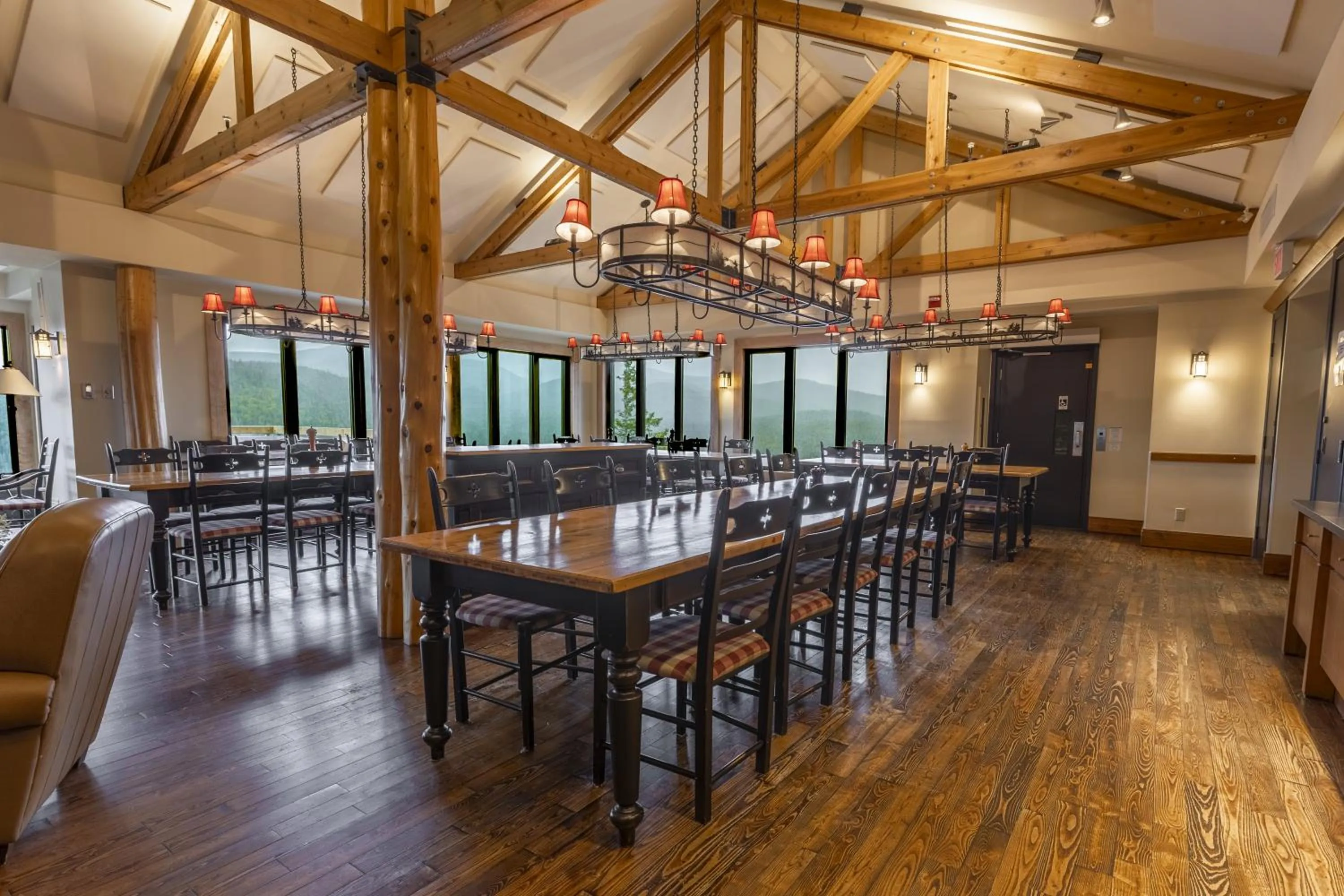 Dining area in Auberge de Montagne des Chic-Chocs Mountain Lodge - Sepaq