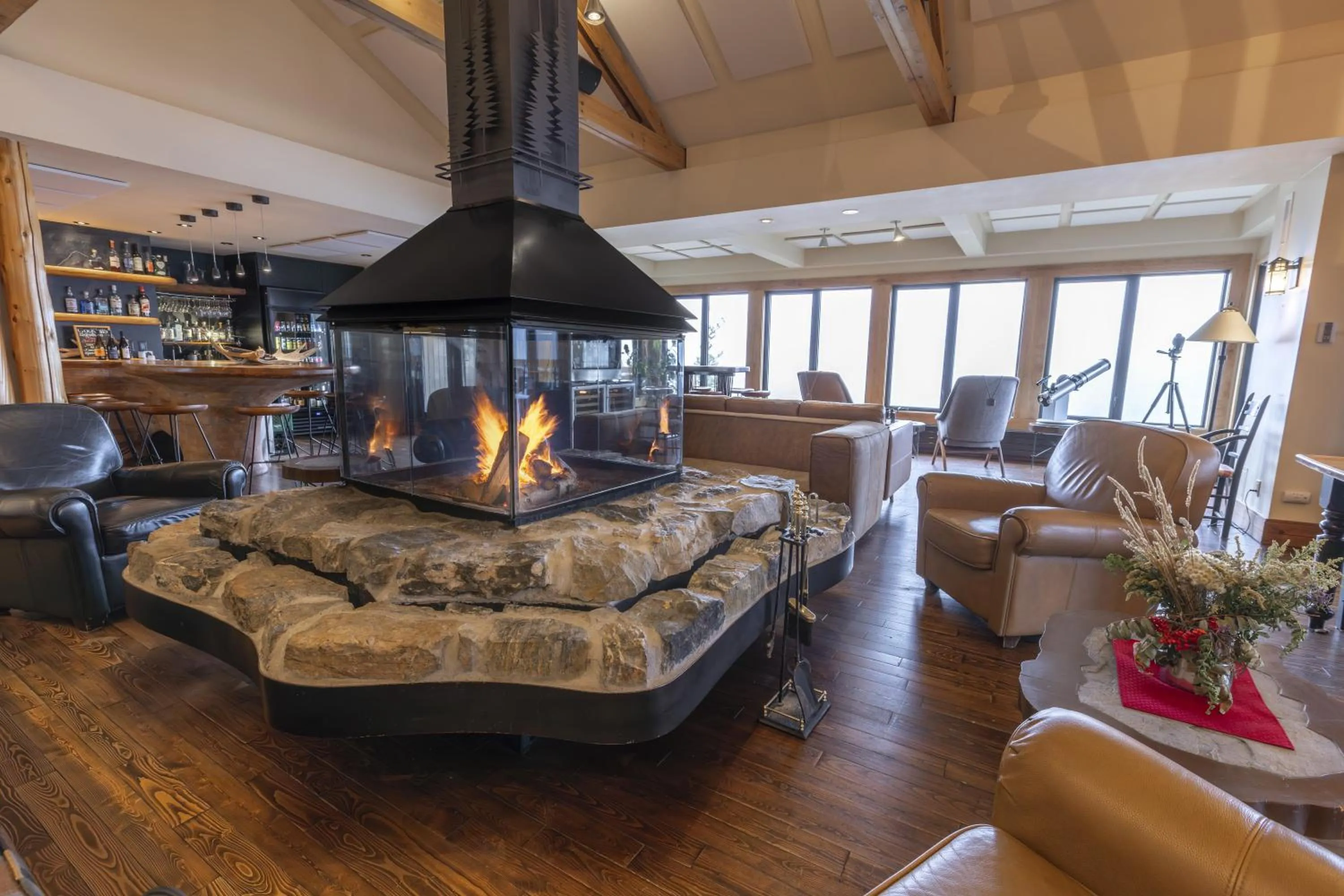 Lounge or bar in Auberge de Montagne des Chic-Chocs Mountain Lodge - Sepaq