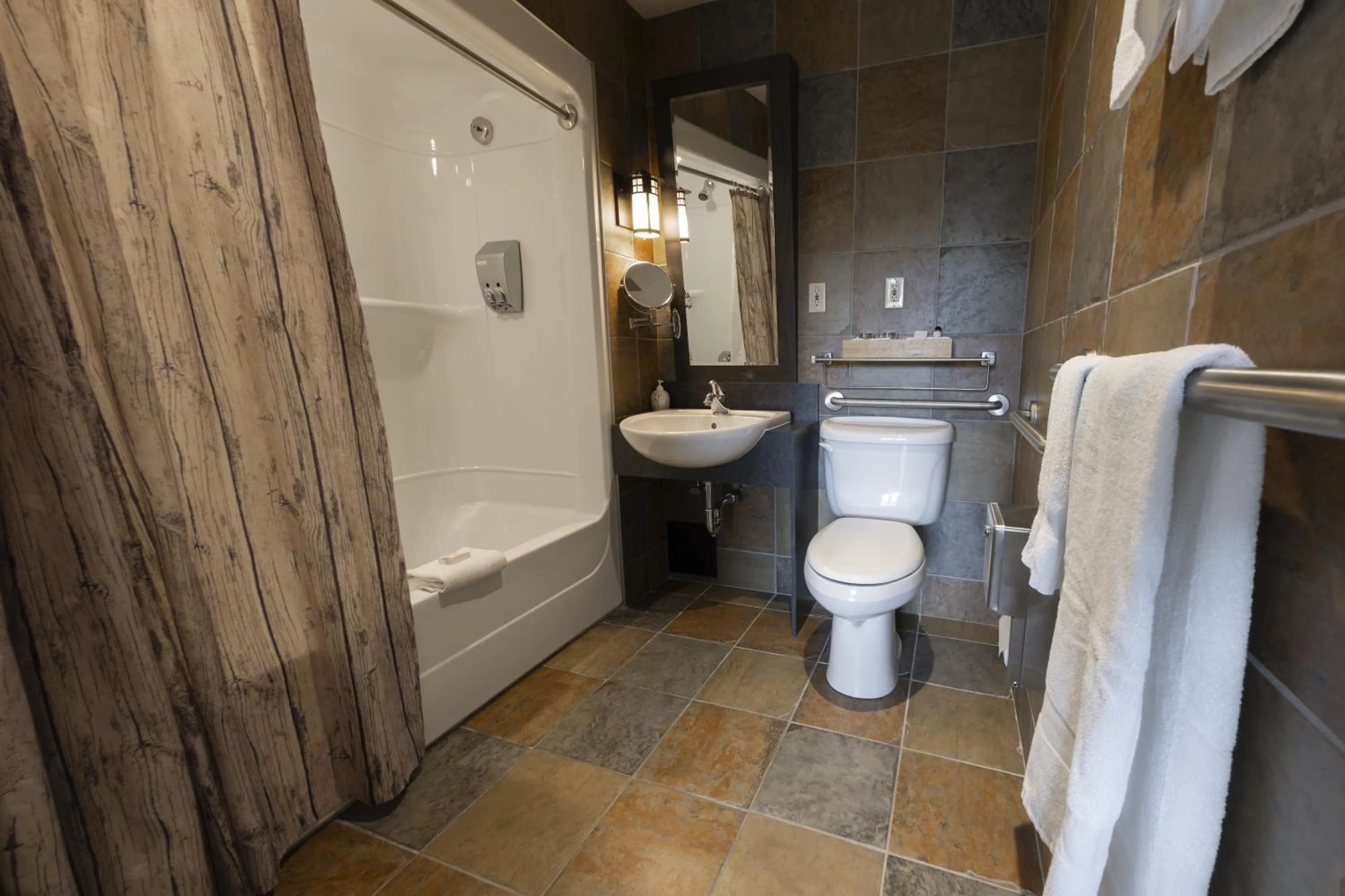 Bathroom in Auberge de Montagne des Chic-Chocs Mountain Lodge - Sepaq