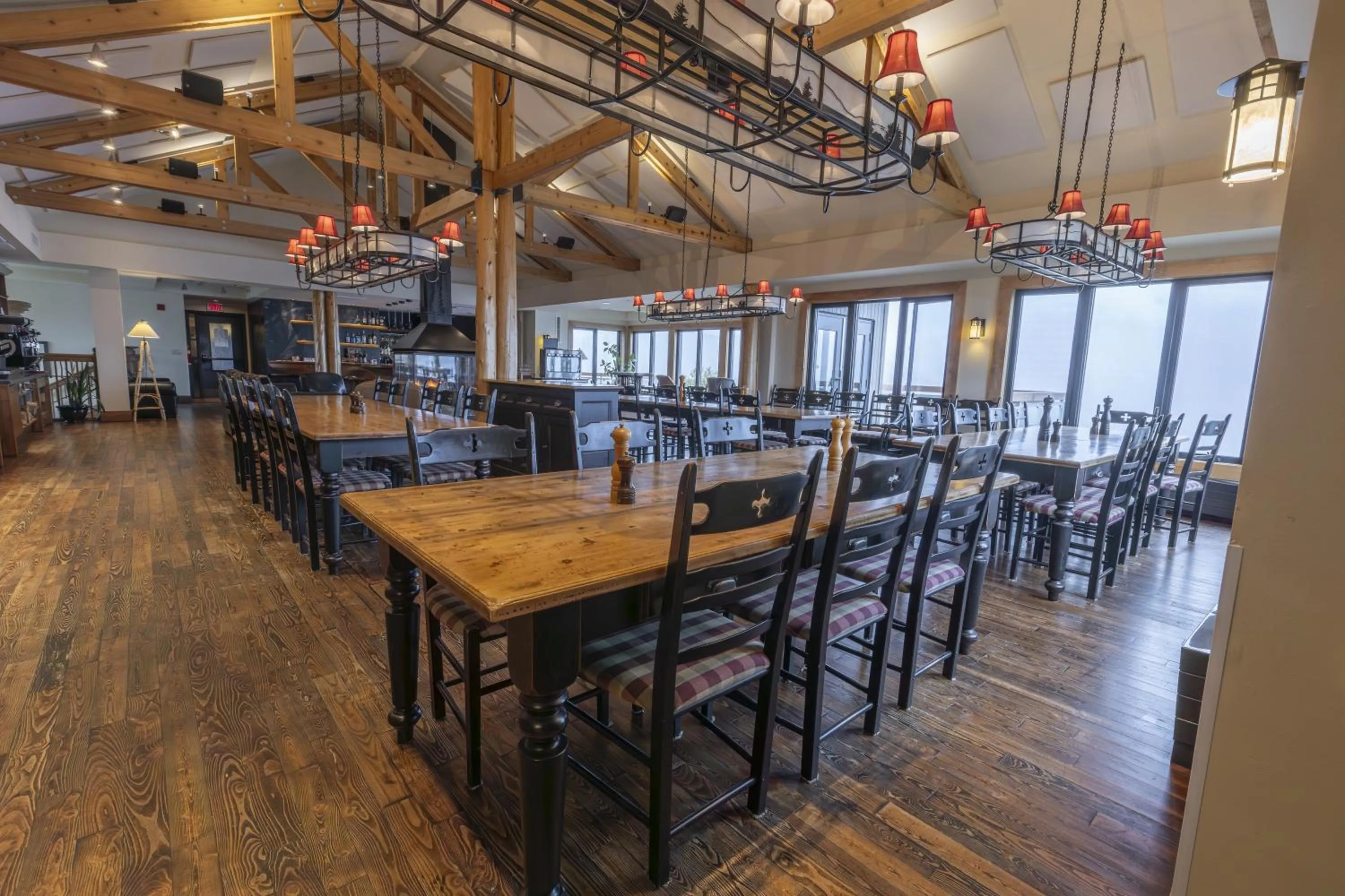 Dining area in Auberge de Montagne des Chic-Chocs Mountain Lodge - Sepaq