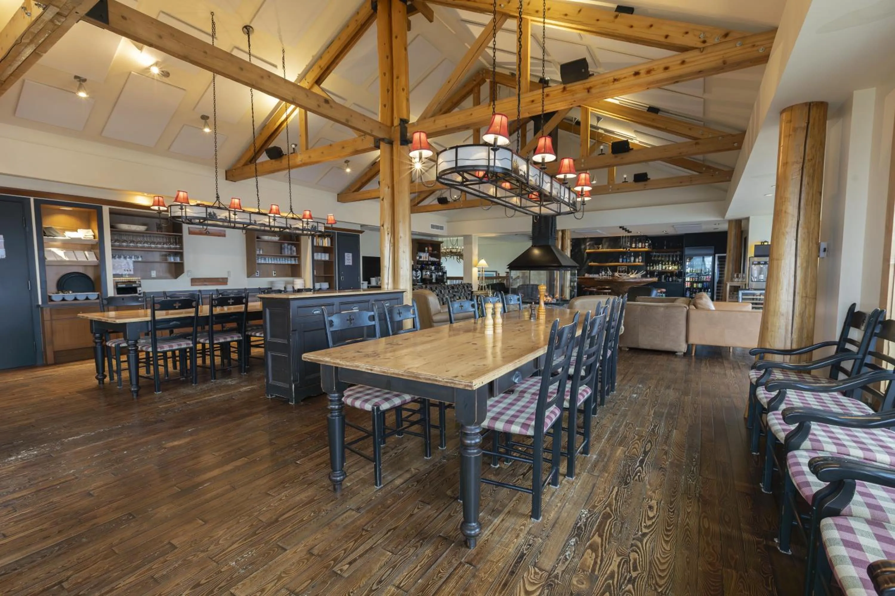 Dining area in Auberge de Montagne des Chic-Chocs Mountain Lodge - Sepaq