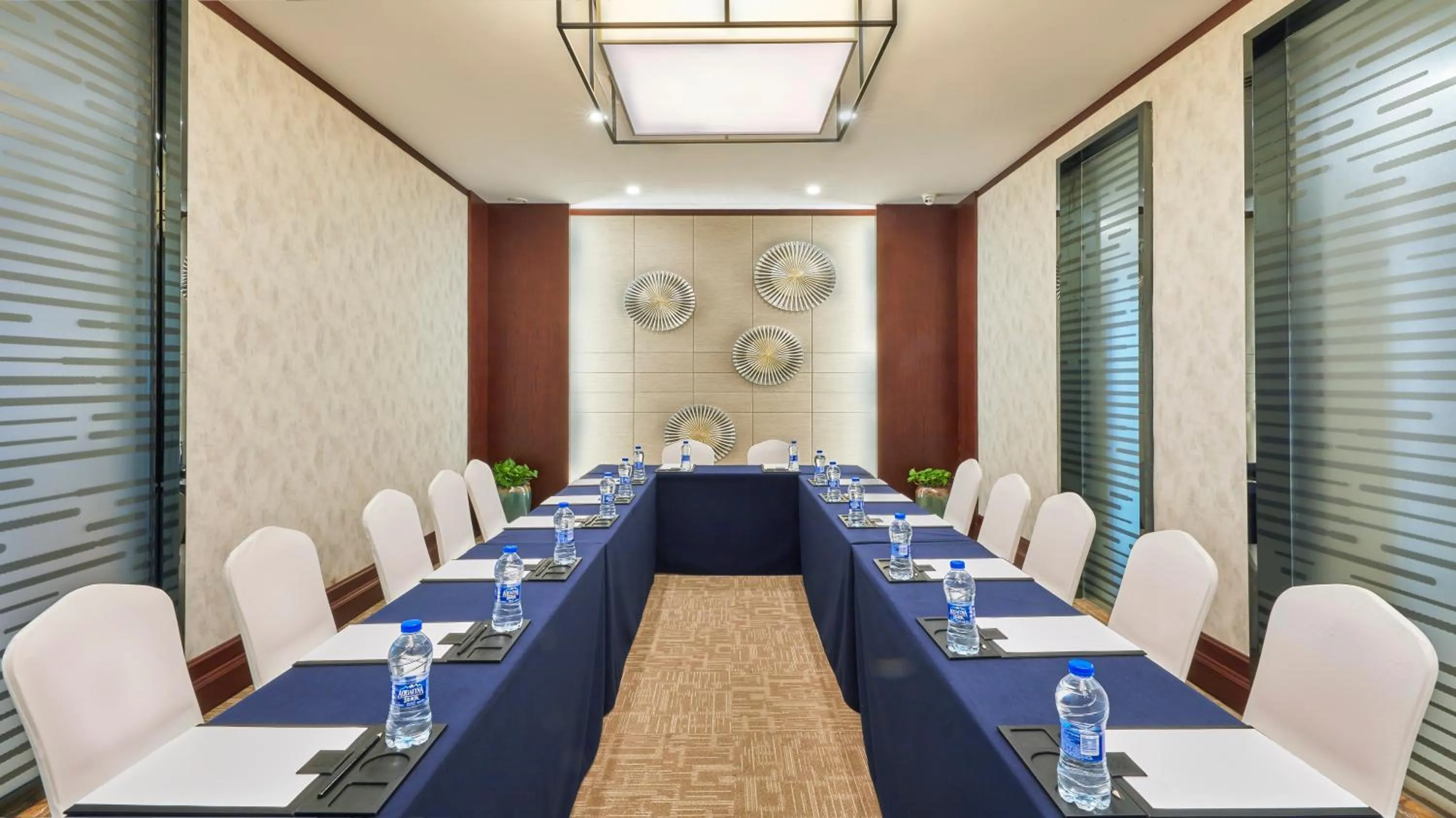 Meeting/conference room in SSAW Boutique Hotel Ningbo CBD - Family Friendly & Business Travel