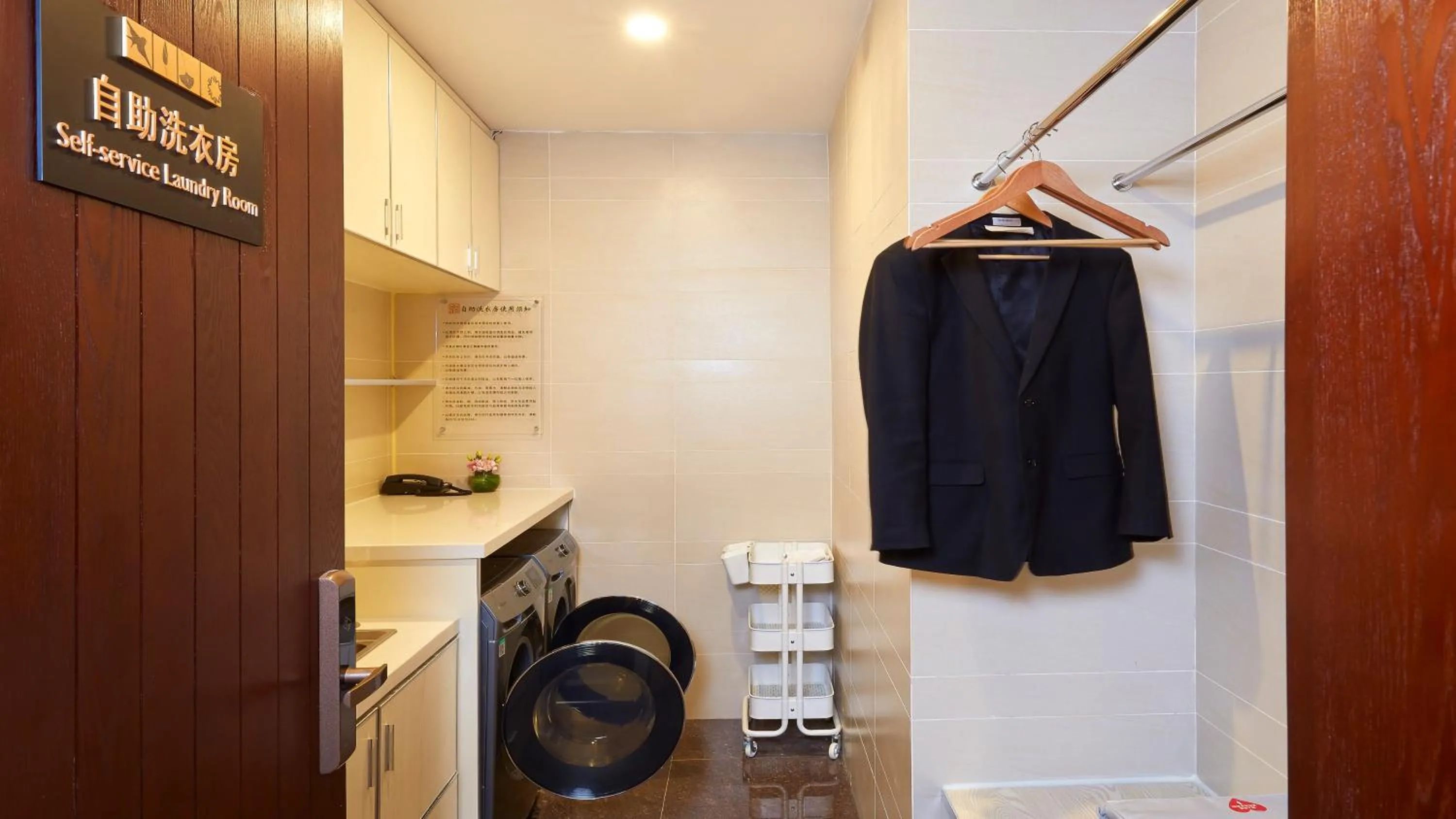 wardrobe in SSAW Boutique Hotel Ningbo CBD - Family Friendly & Business Travel