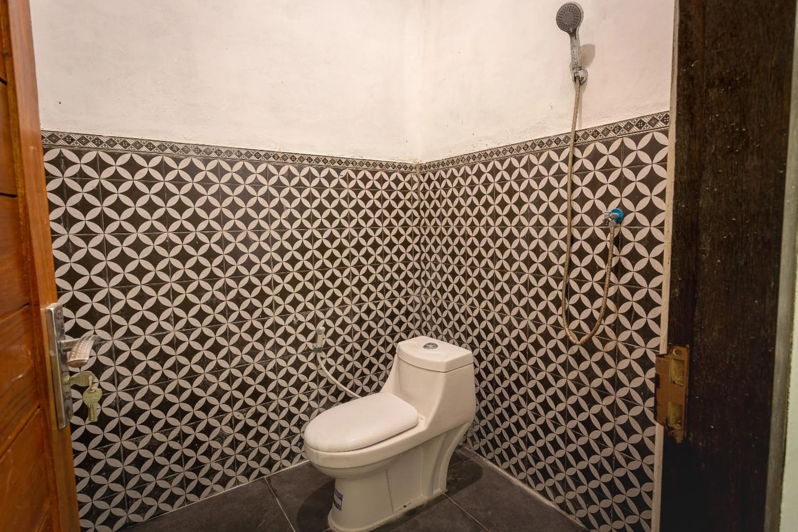 Toilet in Penida Krusty Hill by ecommerceloka