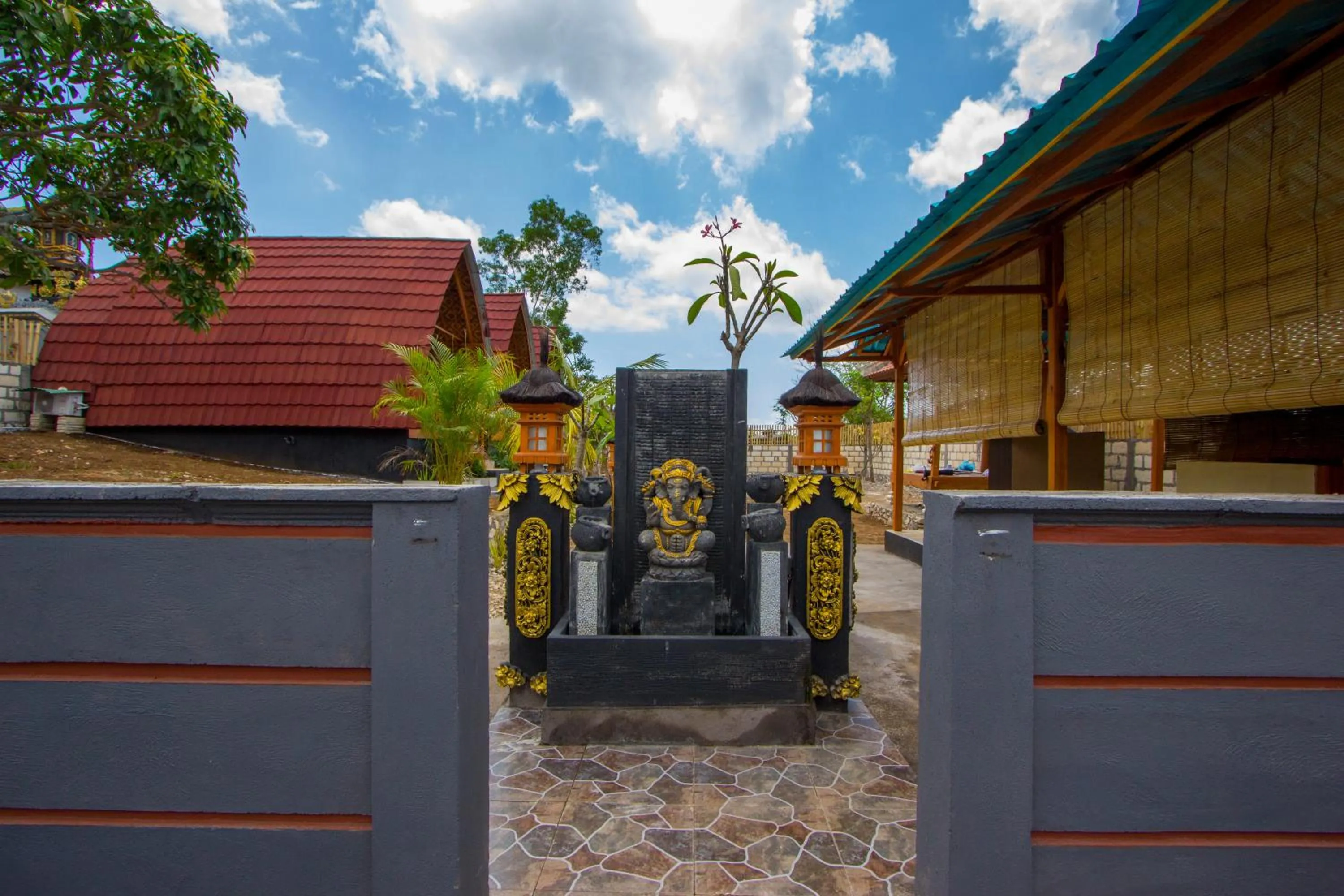 Facade/entrance in Penida Krusty Hill by ecommerceloka