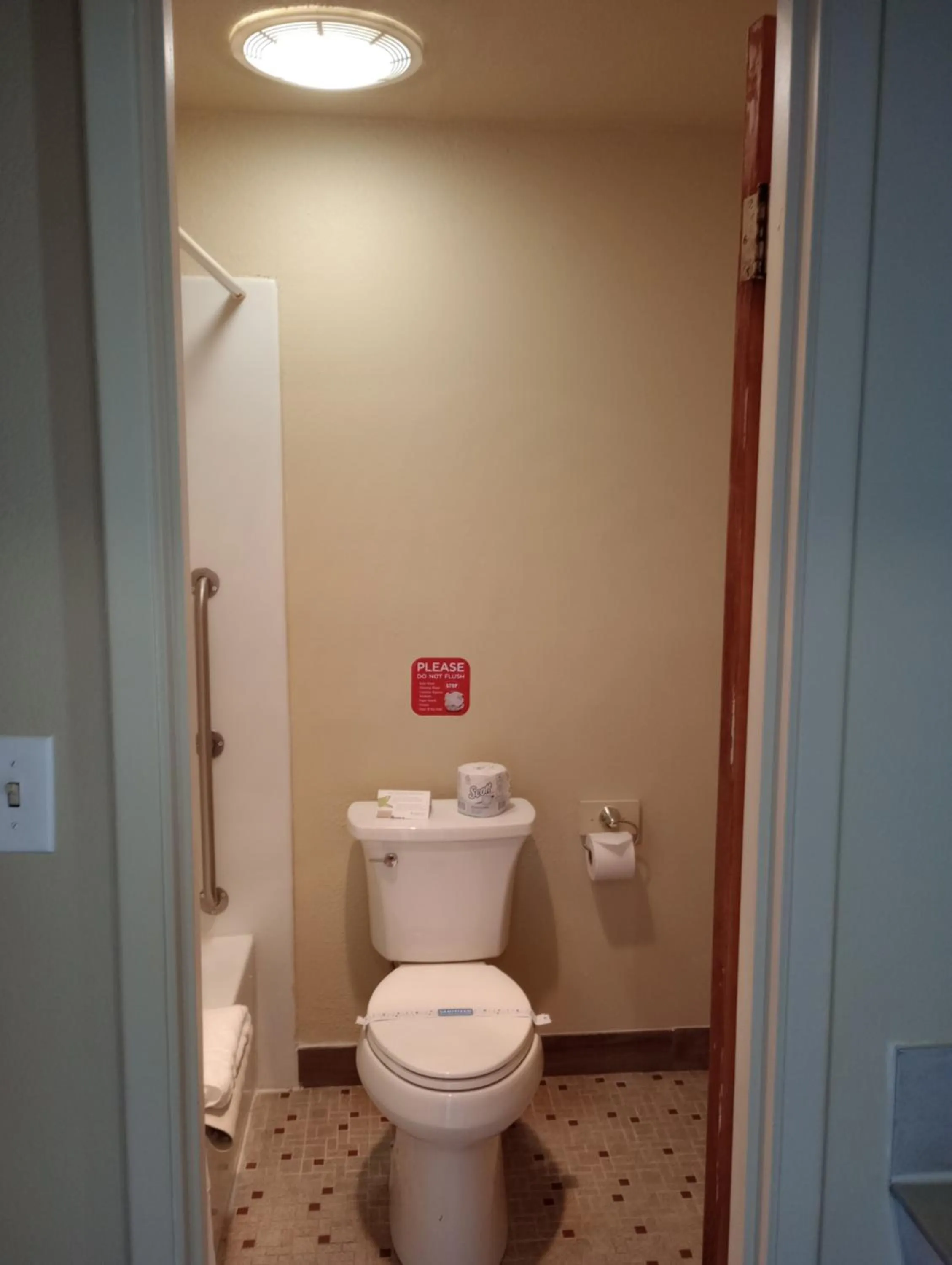 Toilet in Cocusa Motel