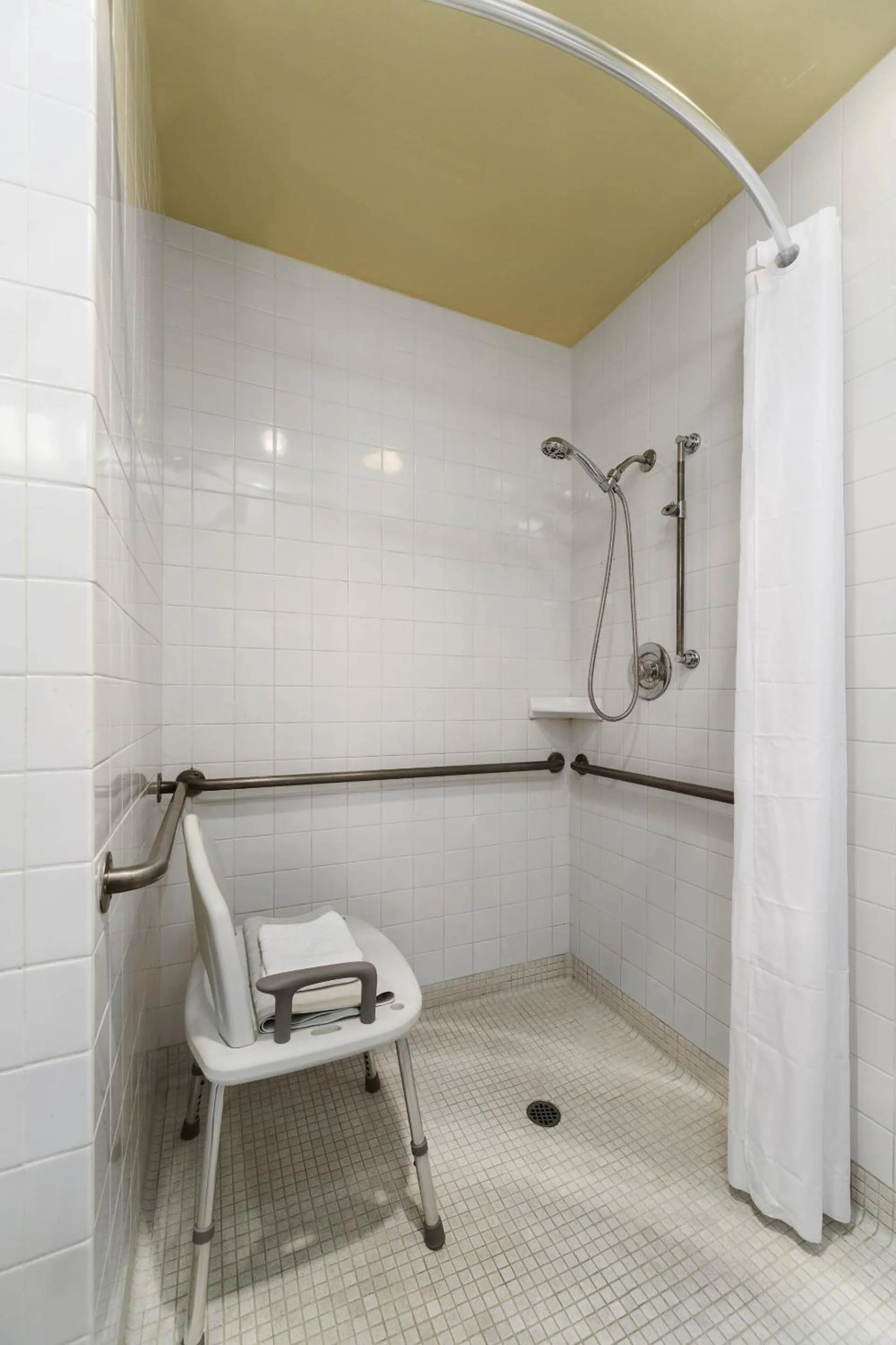 Shower in Cocusa Motel