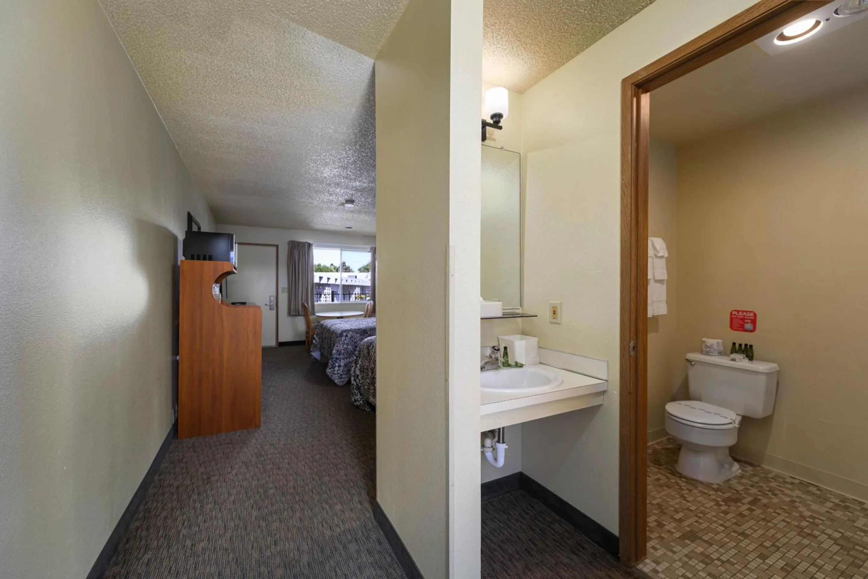 Photo of the whole room in Cocusa Motel