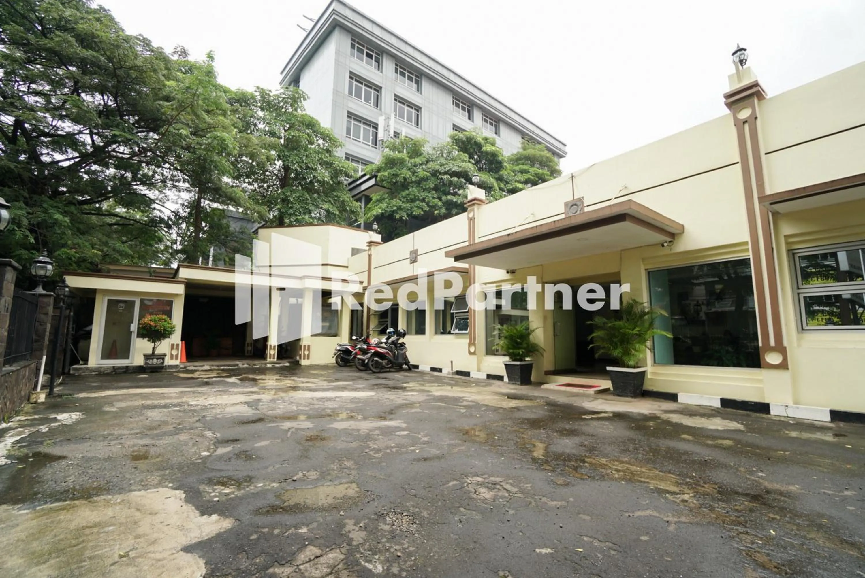 Property building in Hotel Borobudur Kemayoran Syariah Mitra RedDoorz