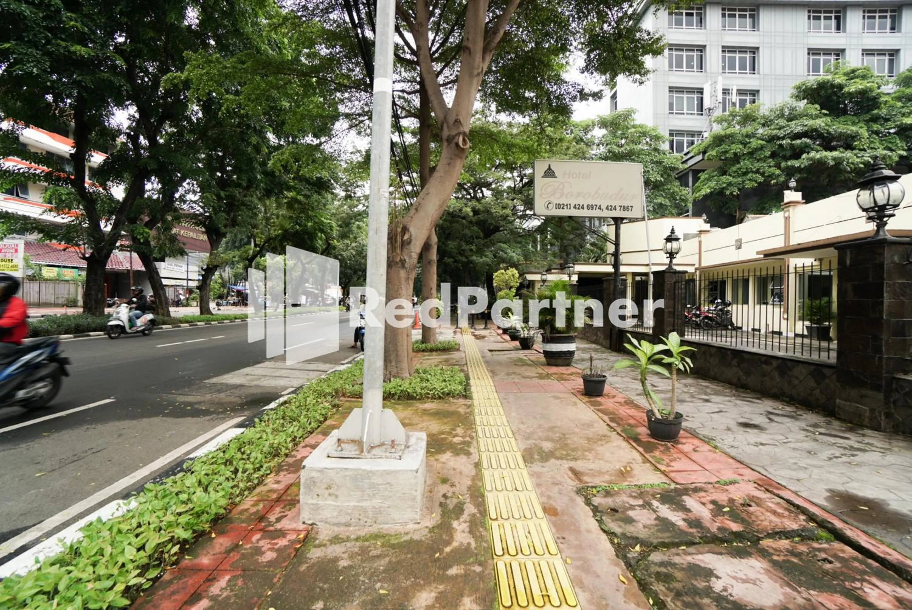 Street view in Hotel Borobudur Kemayoran Syariah Mitra RedDoorz