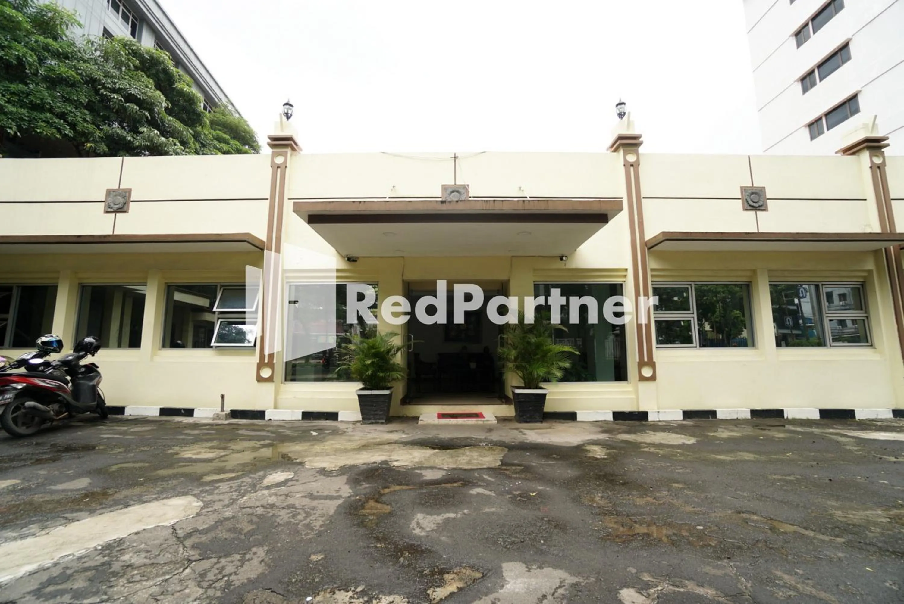 Property building in Hotel Borobudur Kemayoran Syariah Mitra RedDoorz
