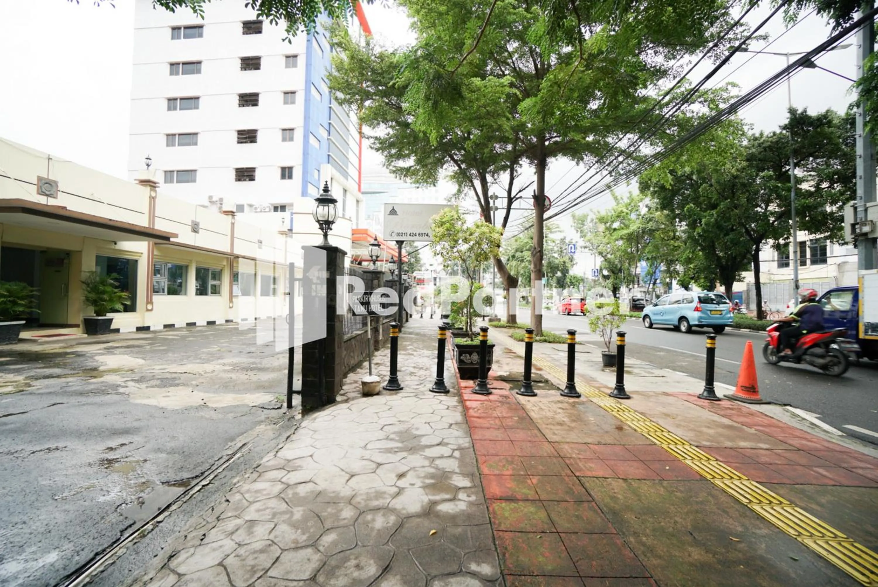 Street view in Hotel Borobudur Kemayoran Syariah Mitra RedDoorz