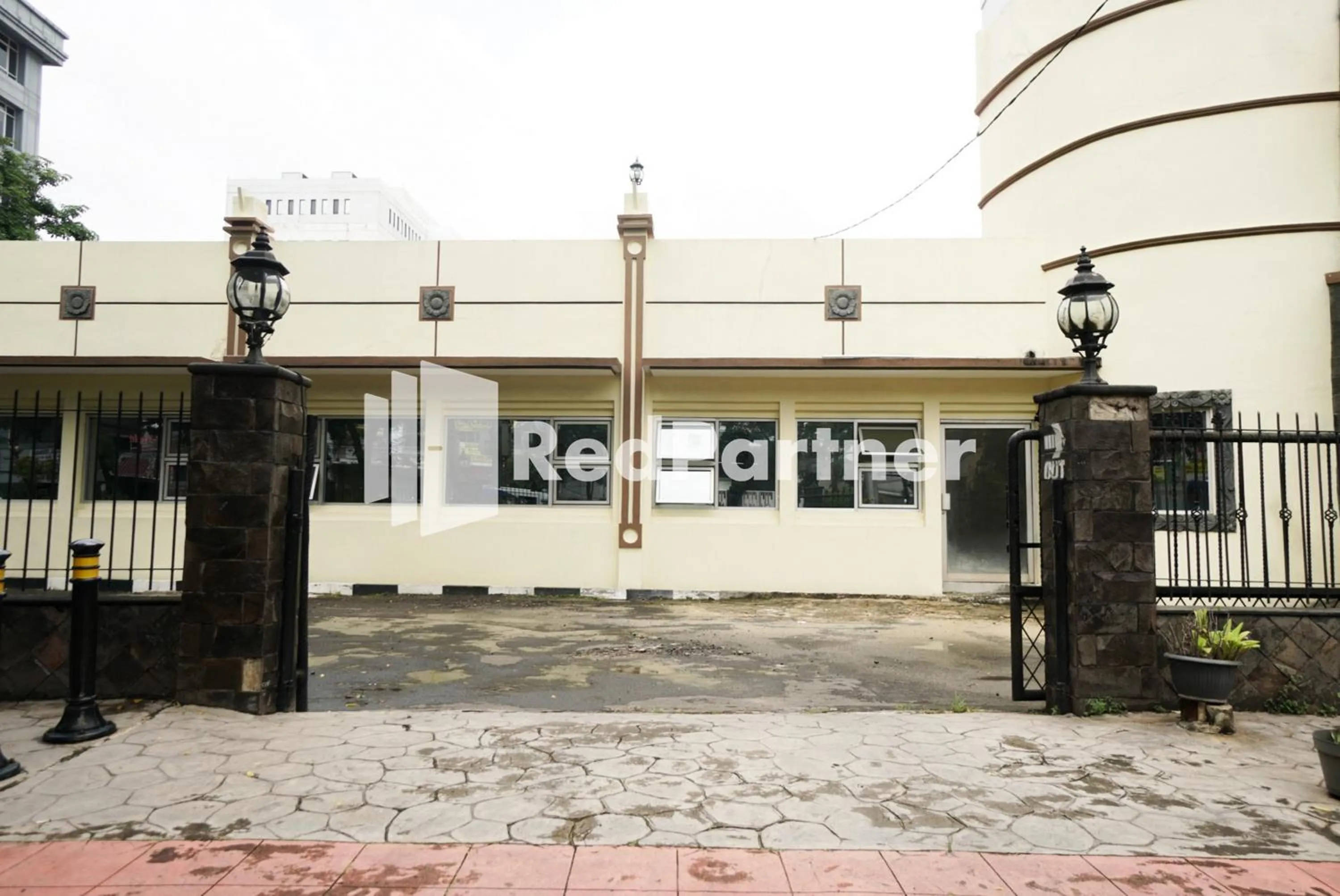 Property building in Hotel Borobudur Kemayoran Syariah Mitra RedDoorz