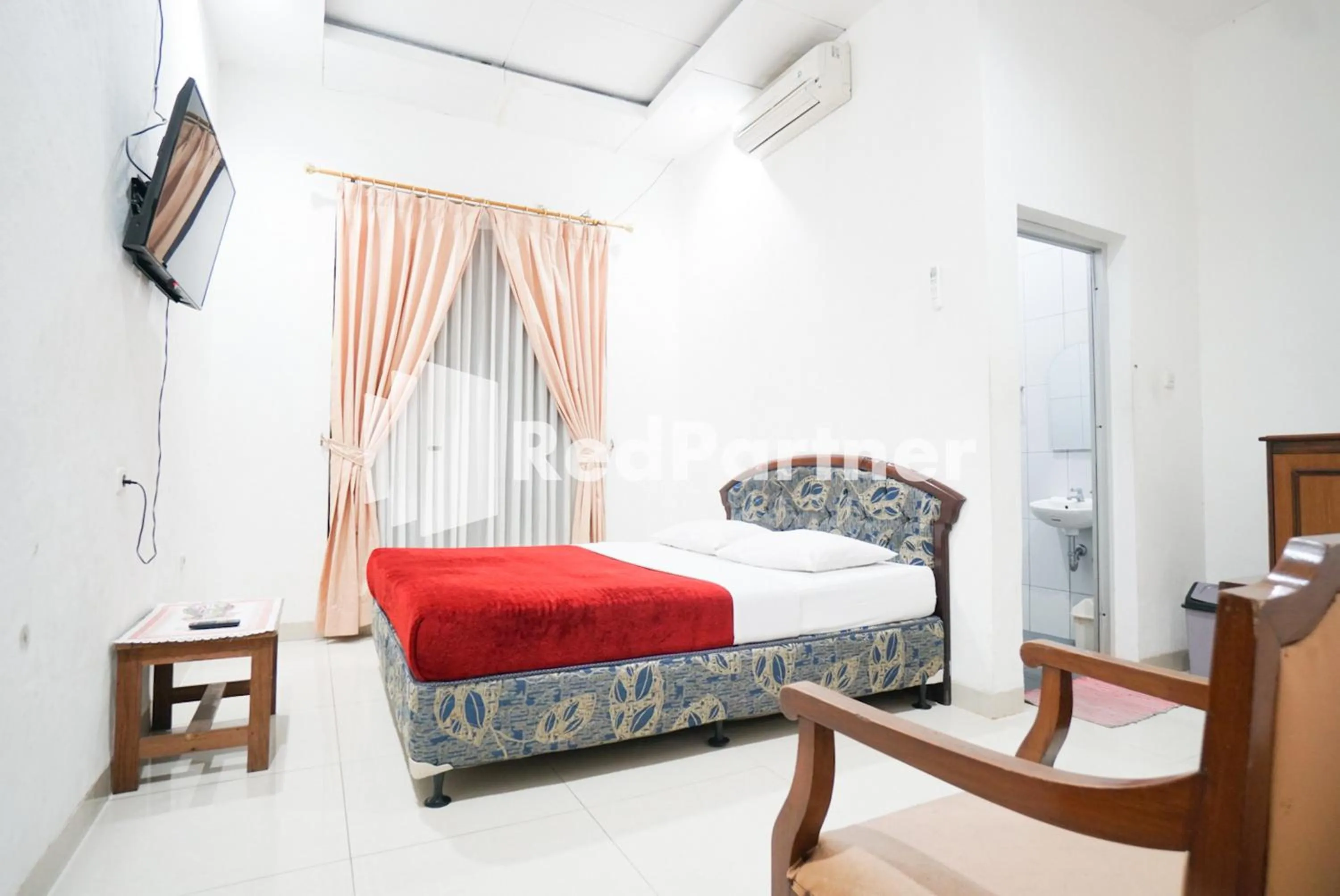Bed in Hotel Borobudur Kemayoran Syariah Mitra RedDoorz