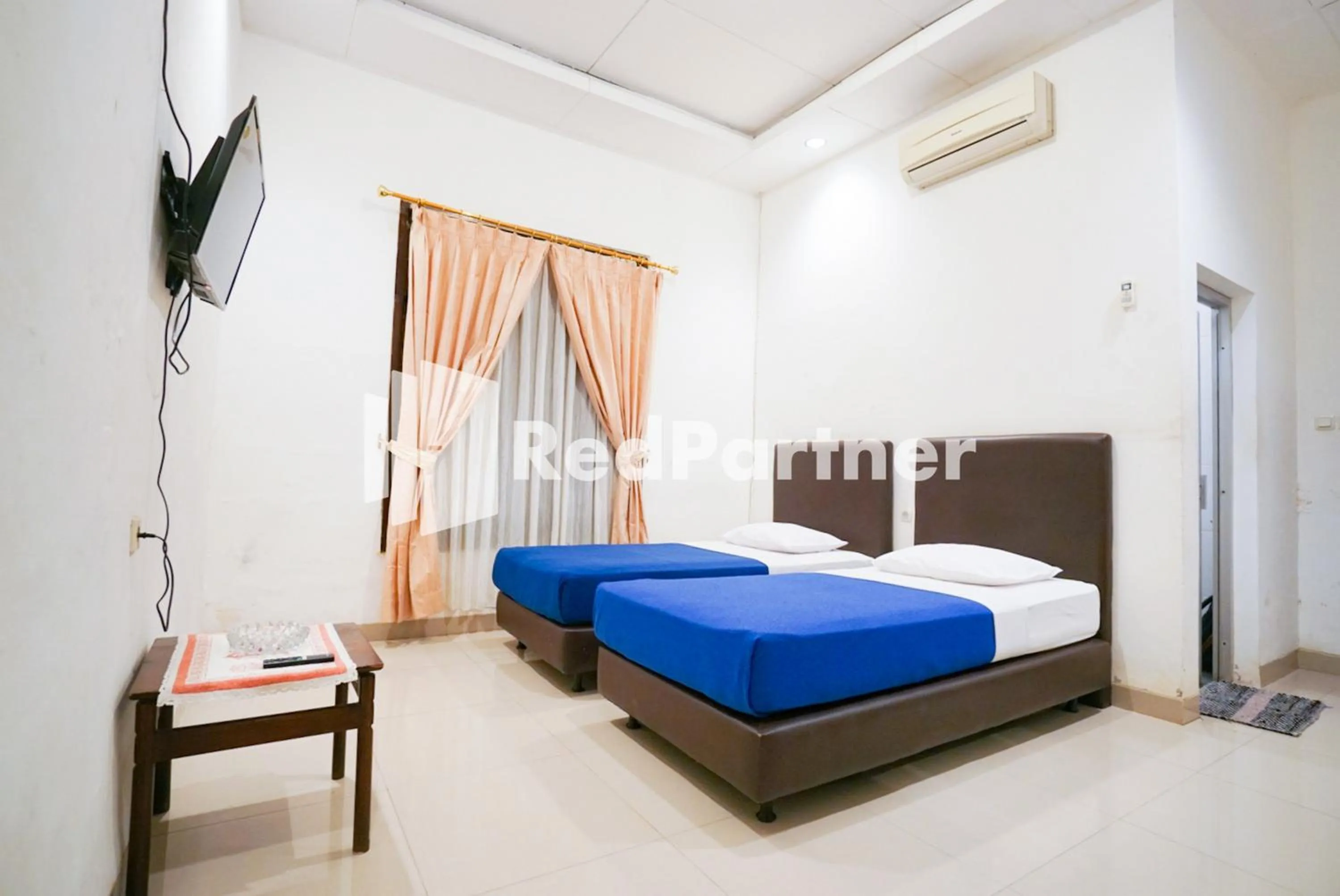 Bed in Hotel Borobudur Kemayoran Syariah Mitra RedDoorz