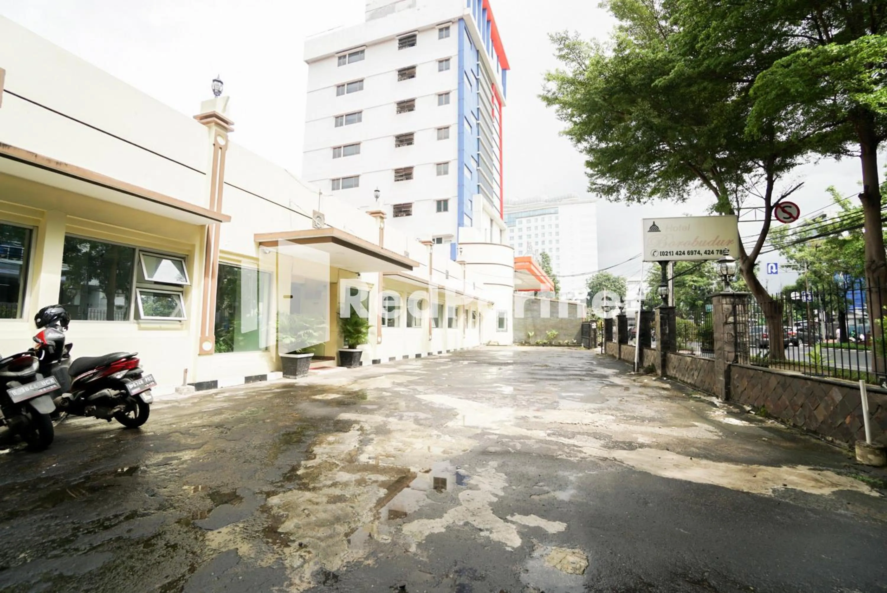 Property building in Hotel Borobudur Kemayoran Syariah Mitra RedDoorz