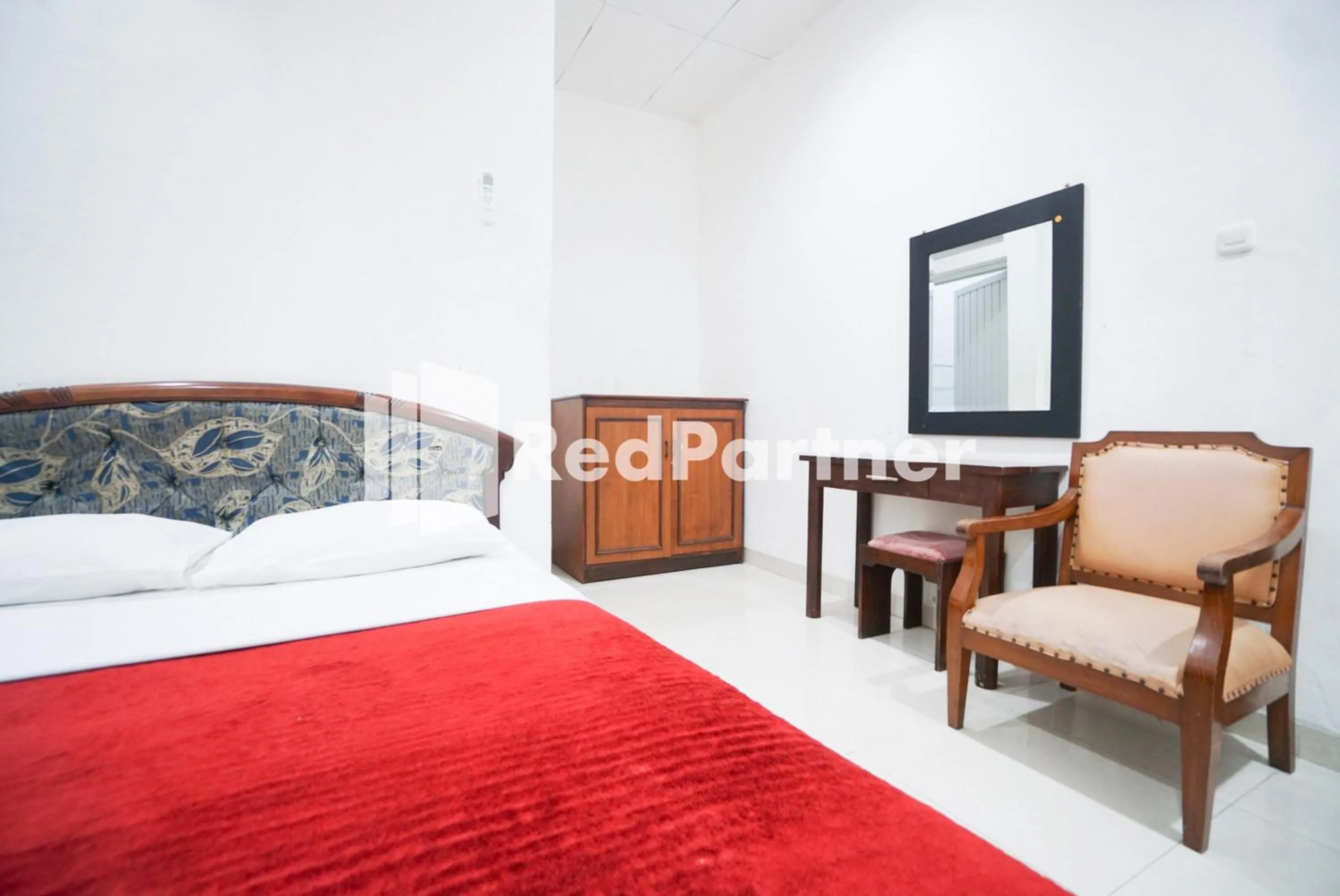 Bed in Hotel Borobudur Kemayoran Syariah Mitra RedDoorz