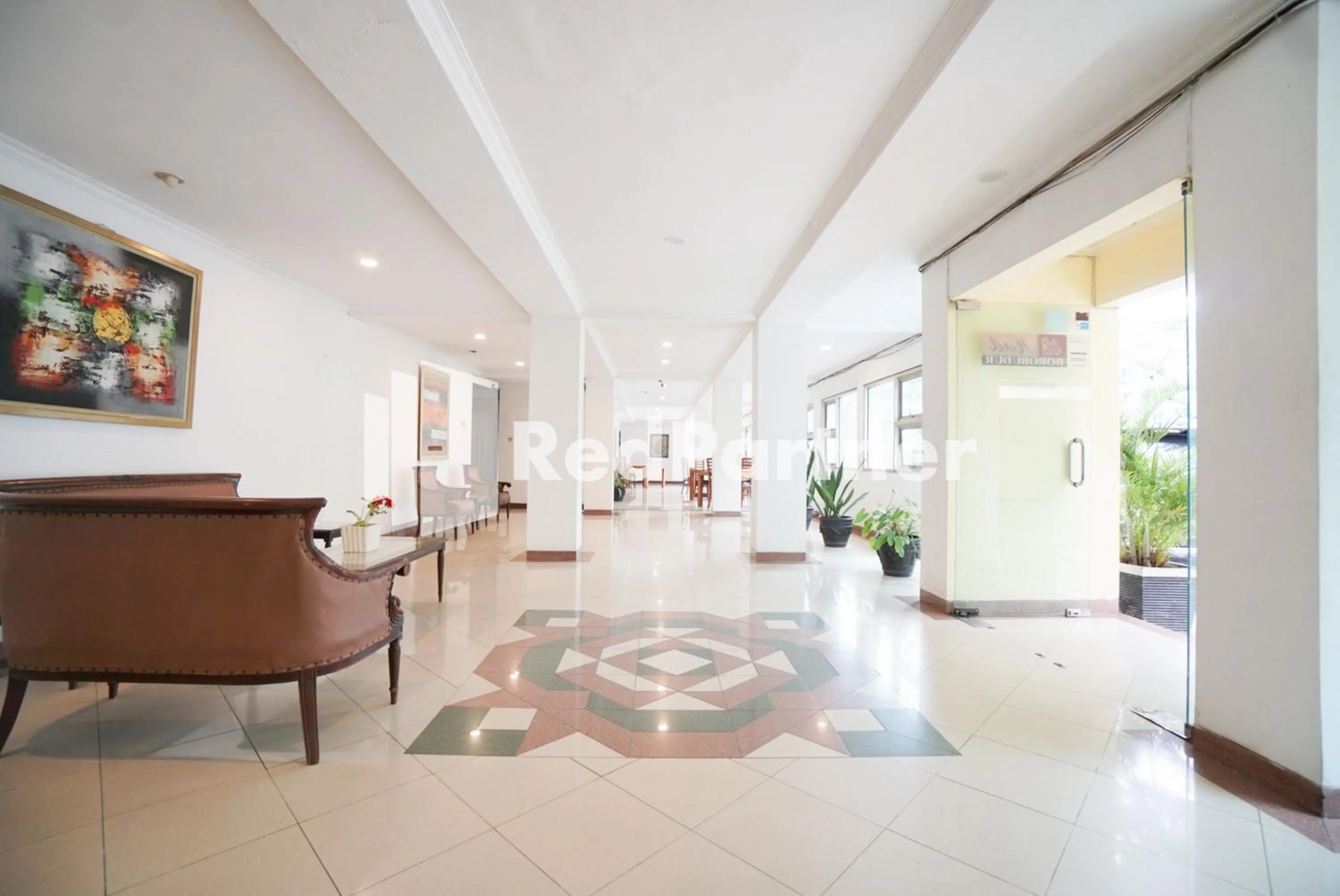 Seating area in Hotel Borobudur Kemayoran Syariah Mitra RedDoorz