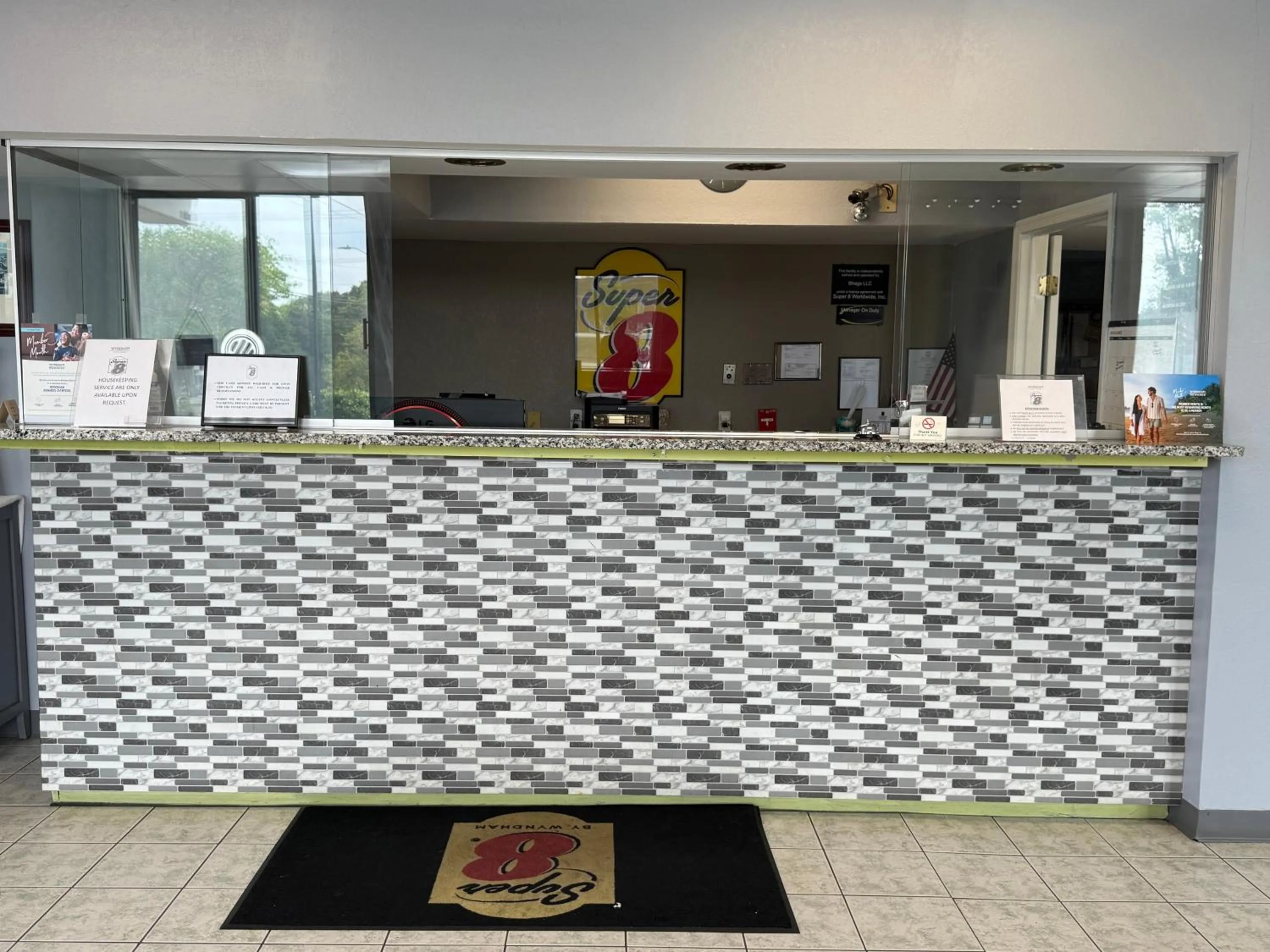 Lobby or reception in Super 8 by Wyndham Manassas