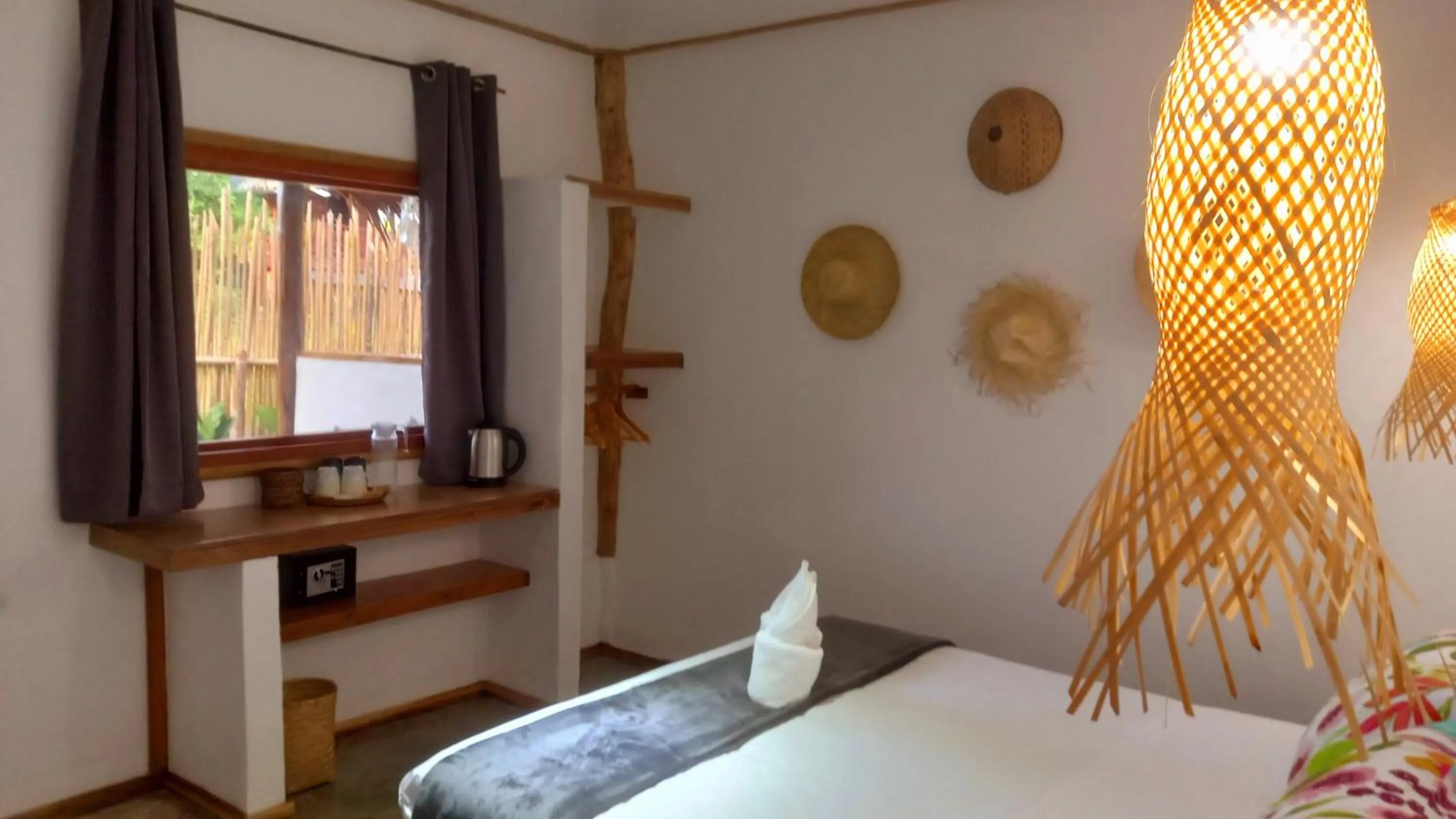 Bedroom, Bed in Valerie Lodge