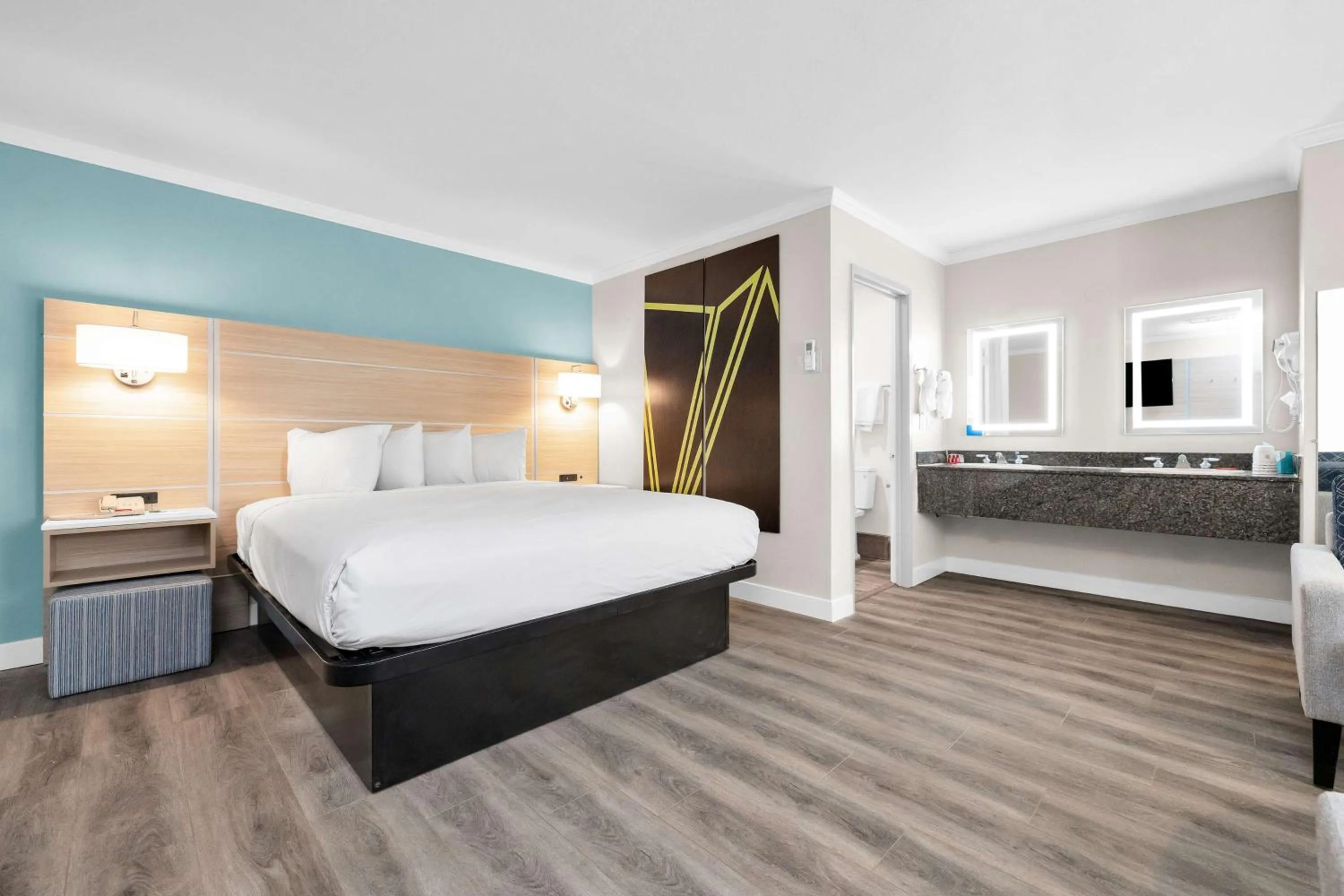 Bedroom, Bed in SureStay by Best Western San Francisco Marina District