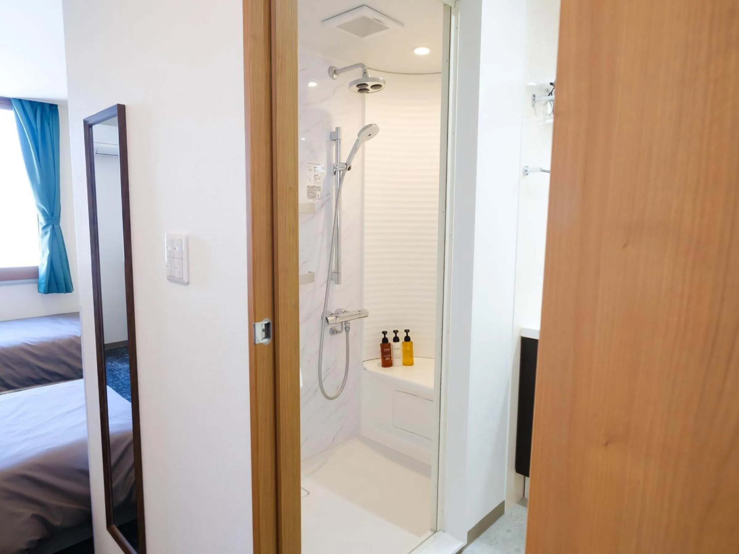 Shower, Bed in 天然温泉 松山ニューグランドホテル