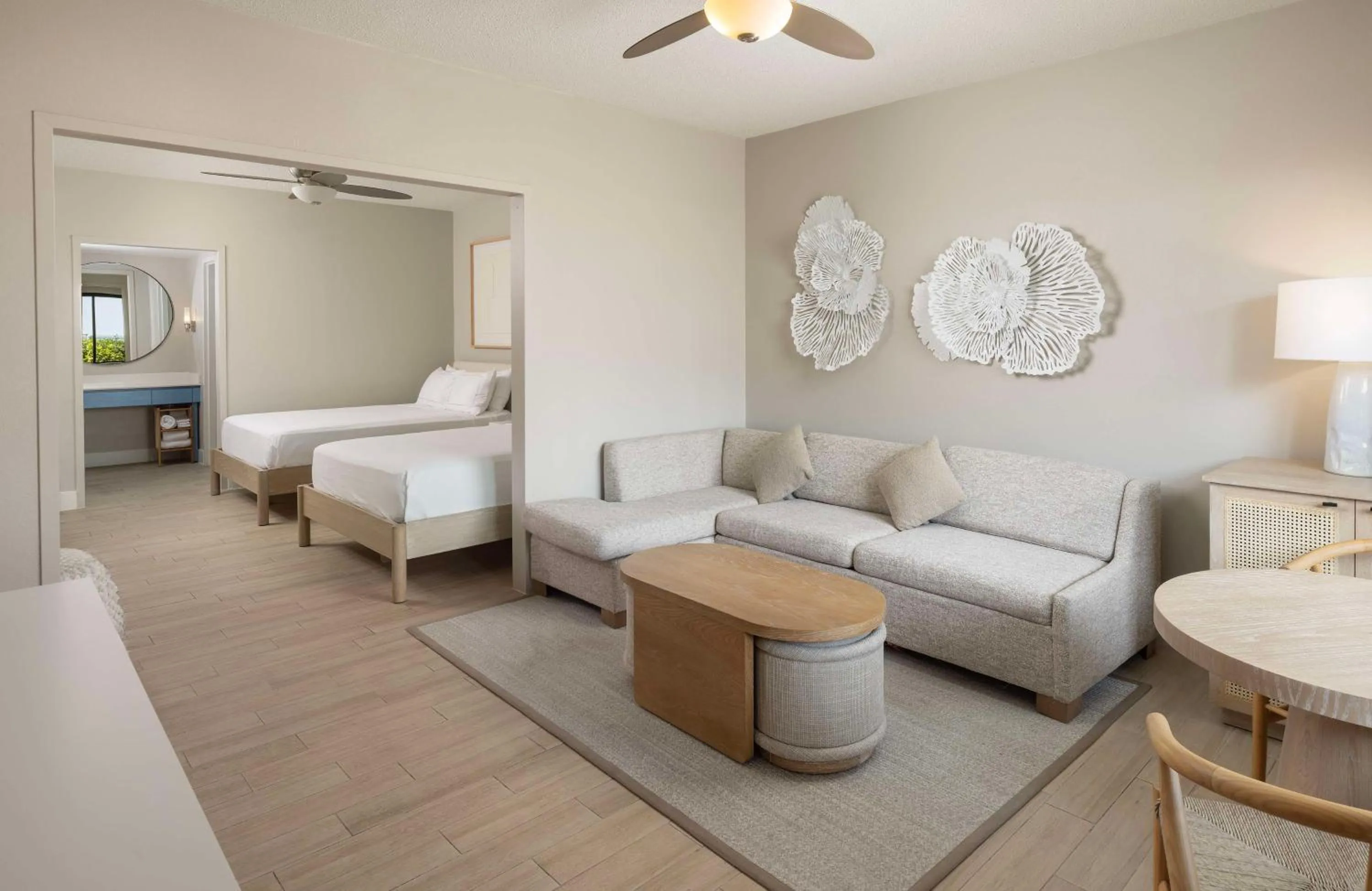 Living room, Bed in Hilton Daytona Beach Resort