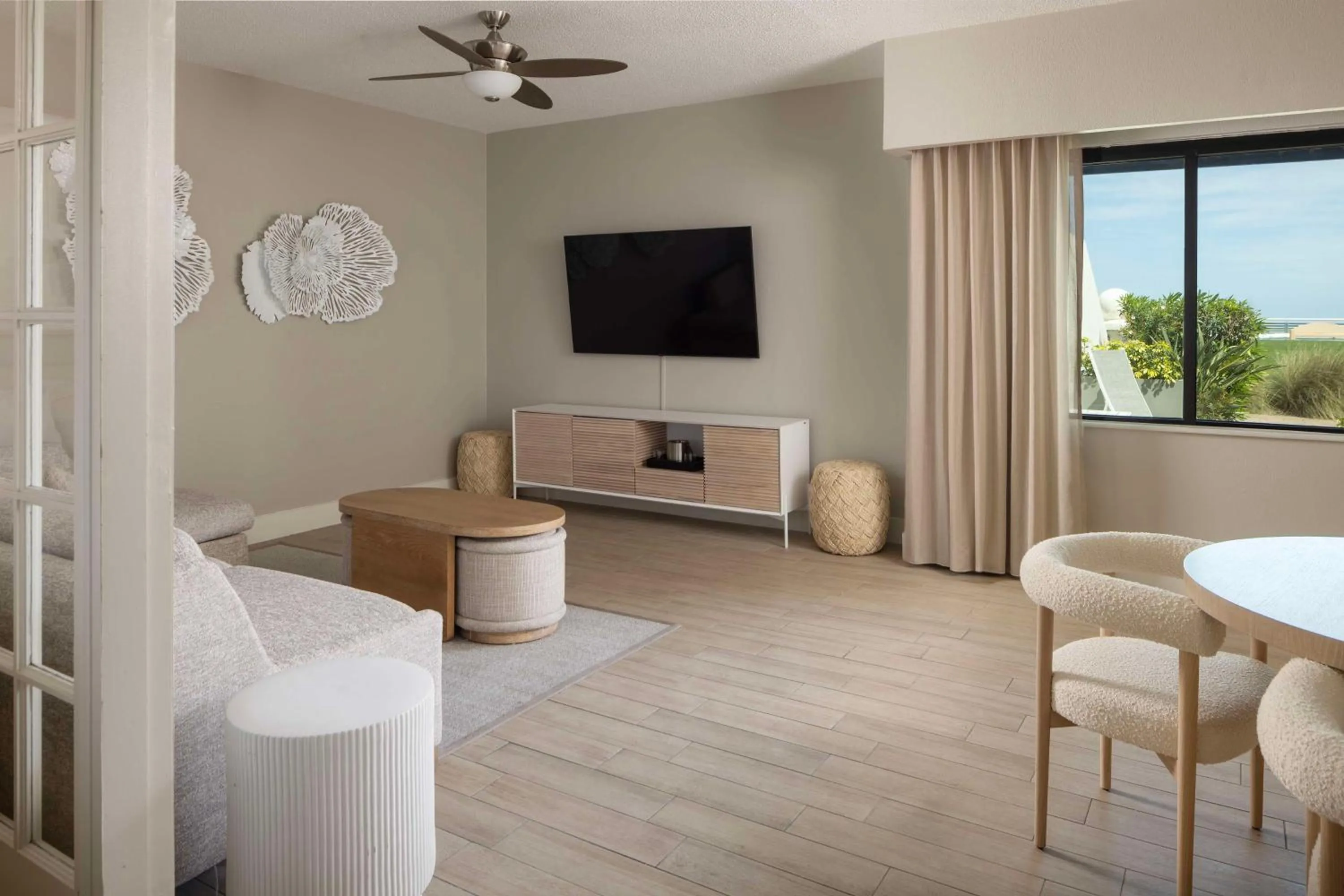 Living room in Hilton Daytona Beach Resort