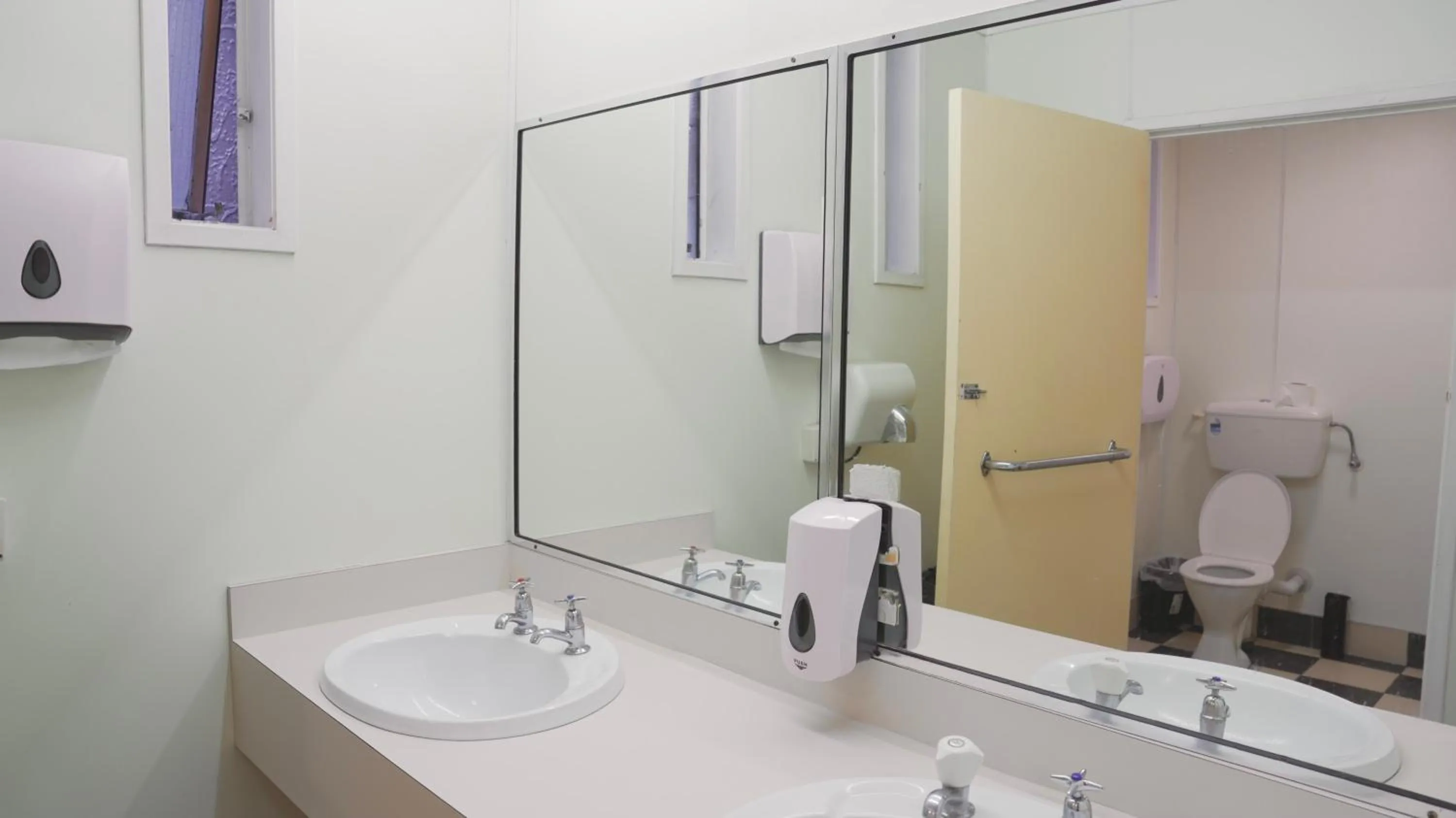 Bathroom in Silverfern Backpackers