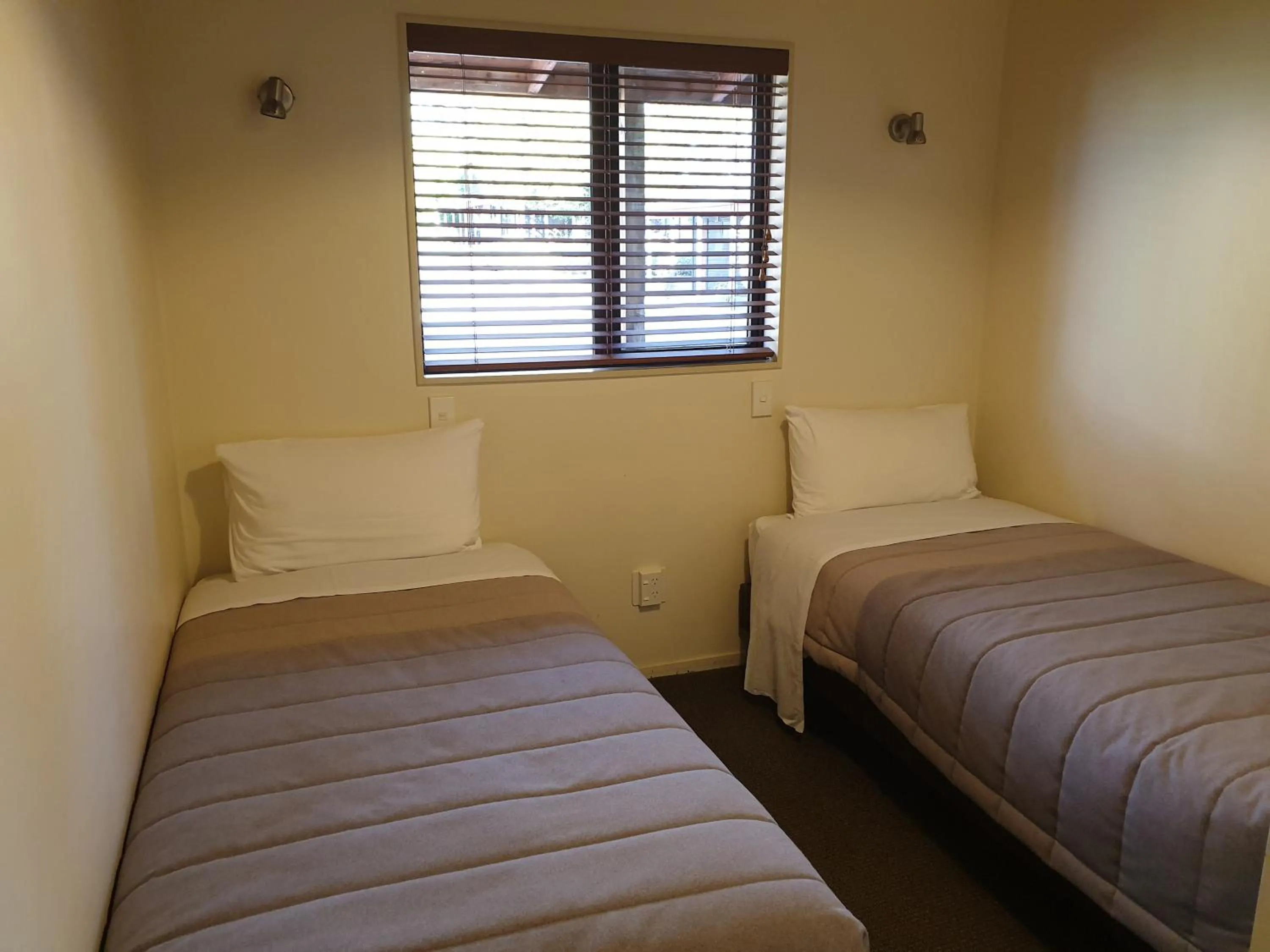 Bedroom, Bed in The Hobbit Motorlodge