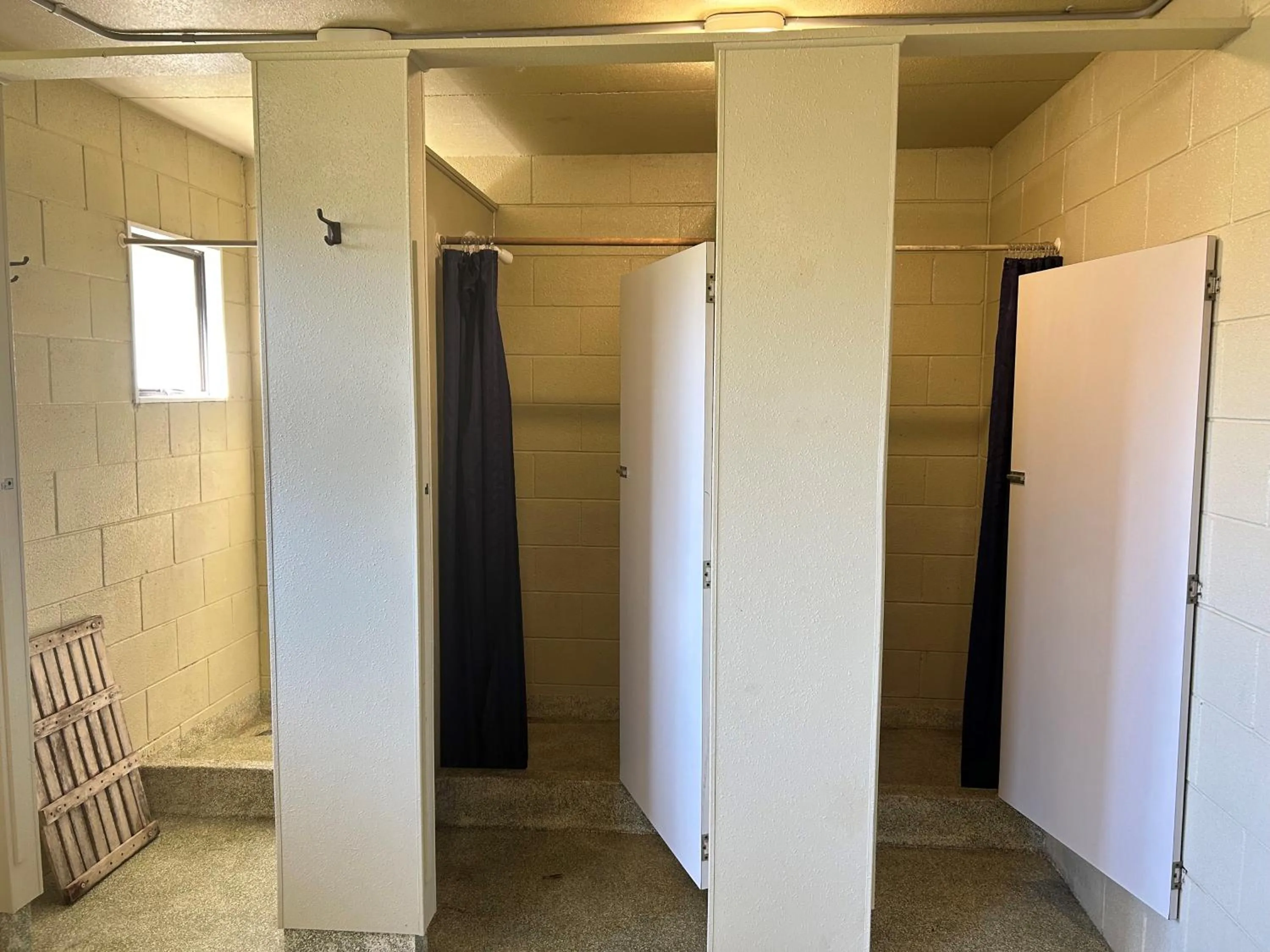 Bathroom in The Hobbit Motorlodge