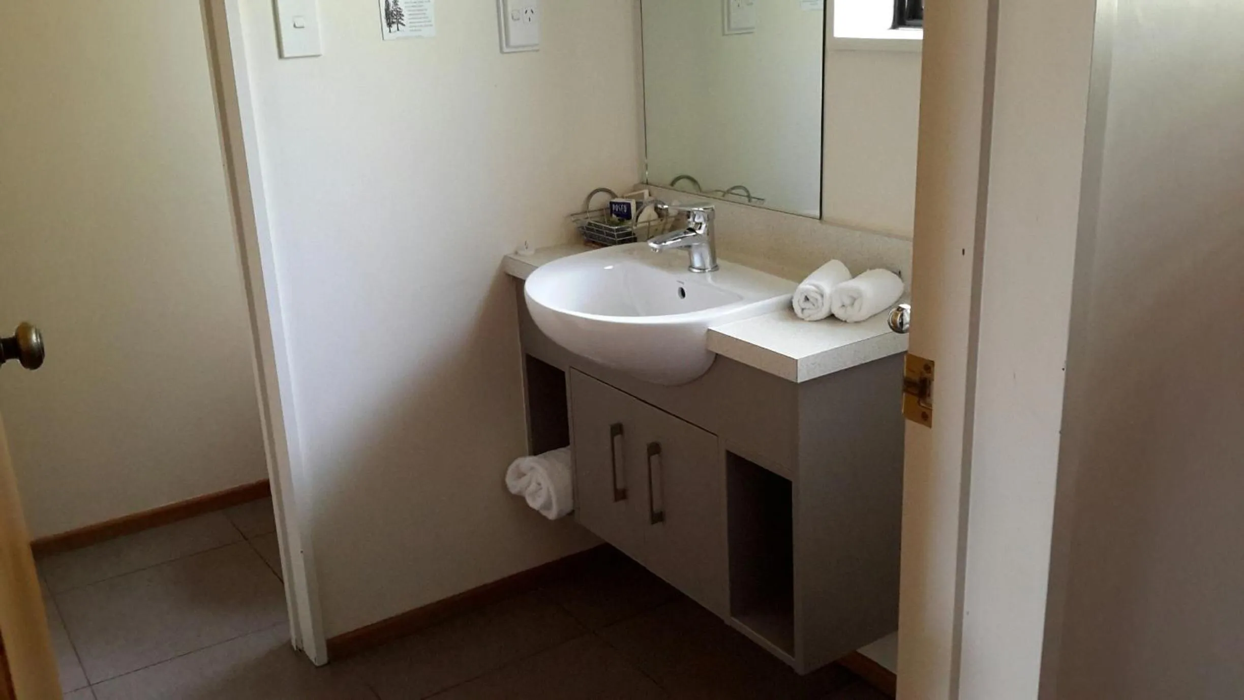 Bathroom in The Hobbit Motorlodge