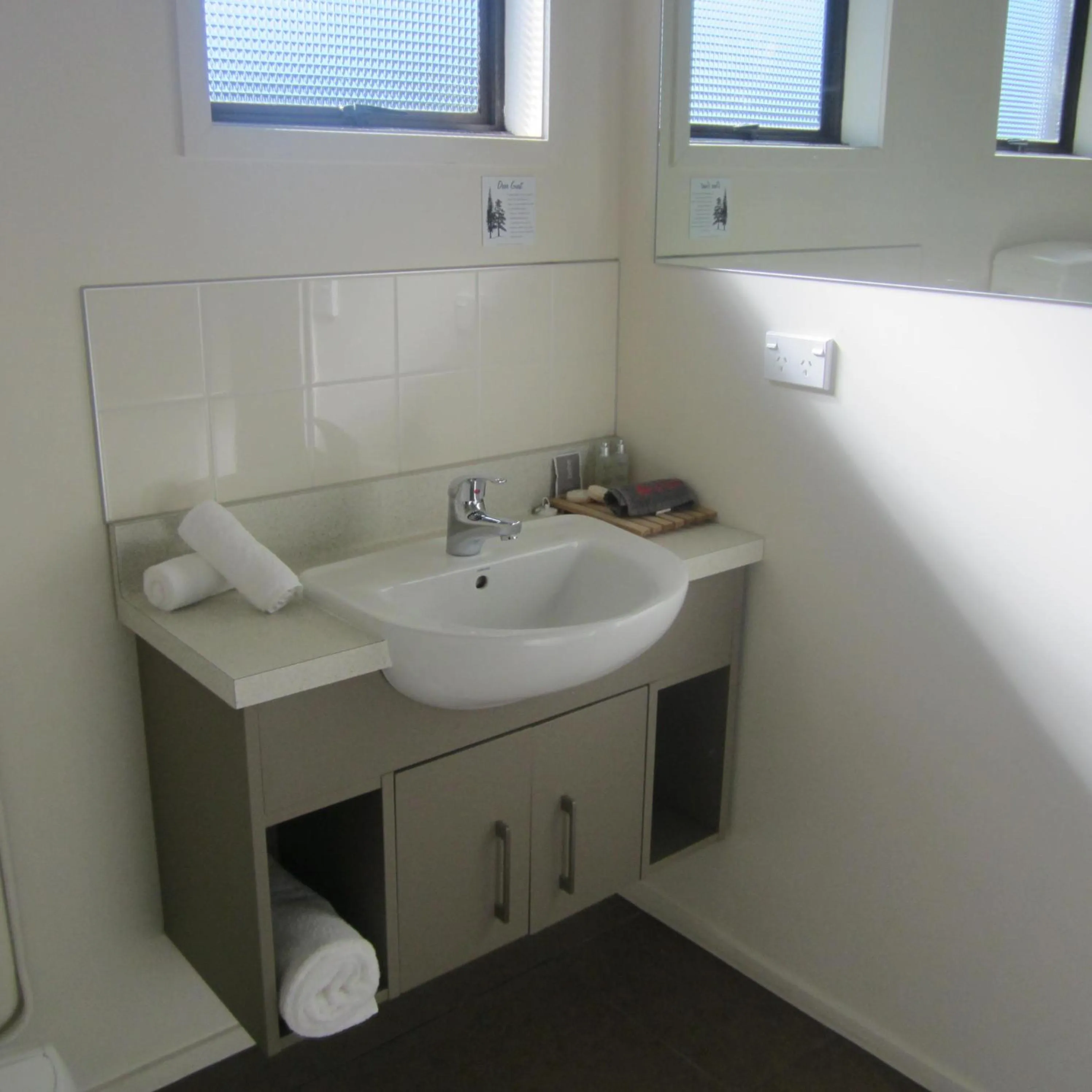 Bathroom in The Hobbit Motorlodge