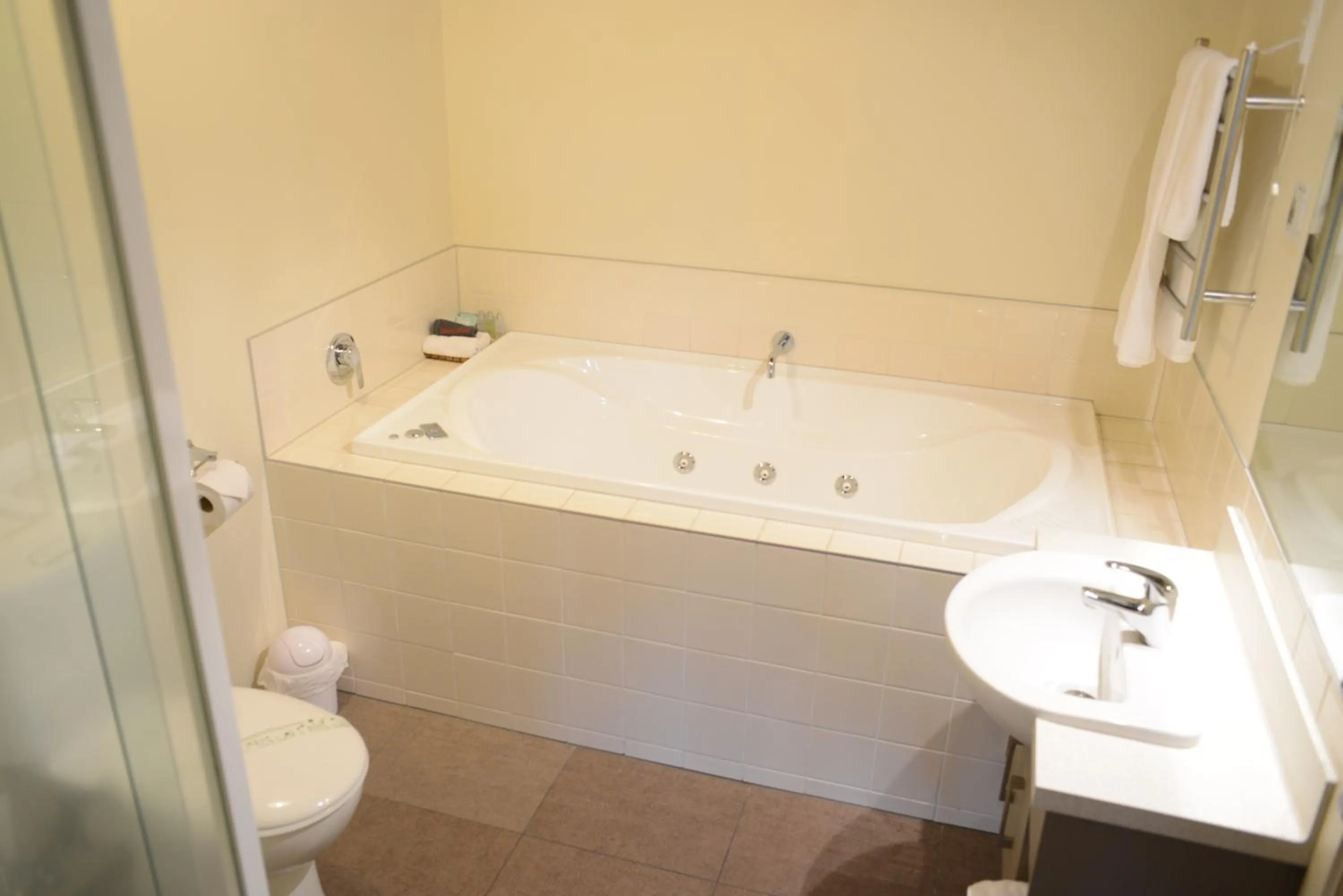 Bath in The Hobbit Motorlodge