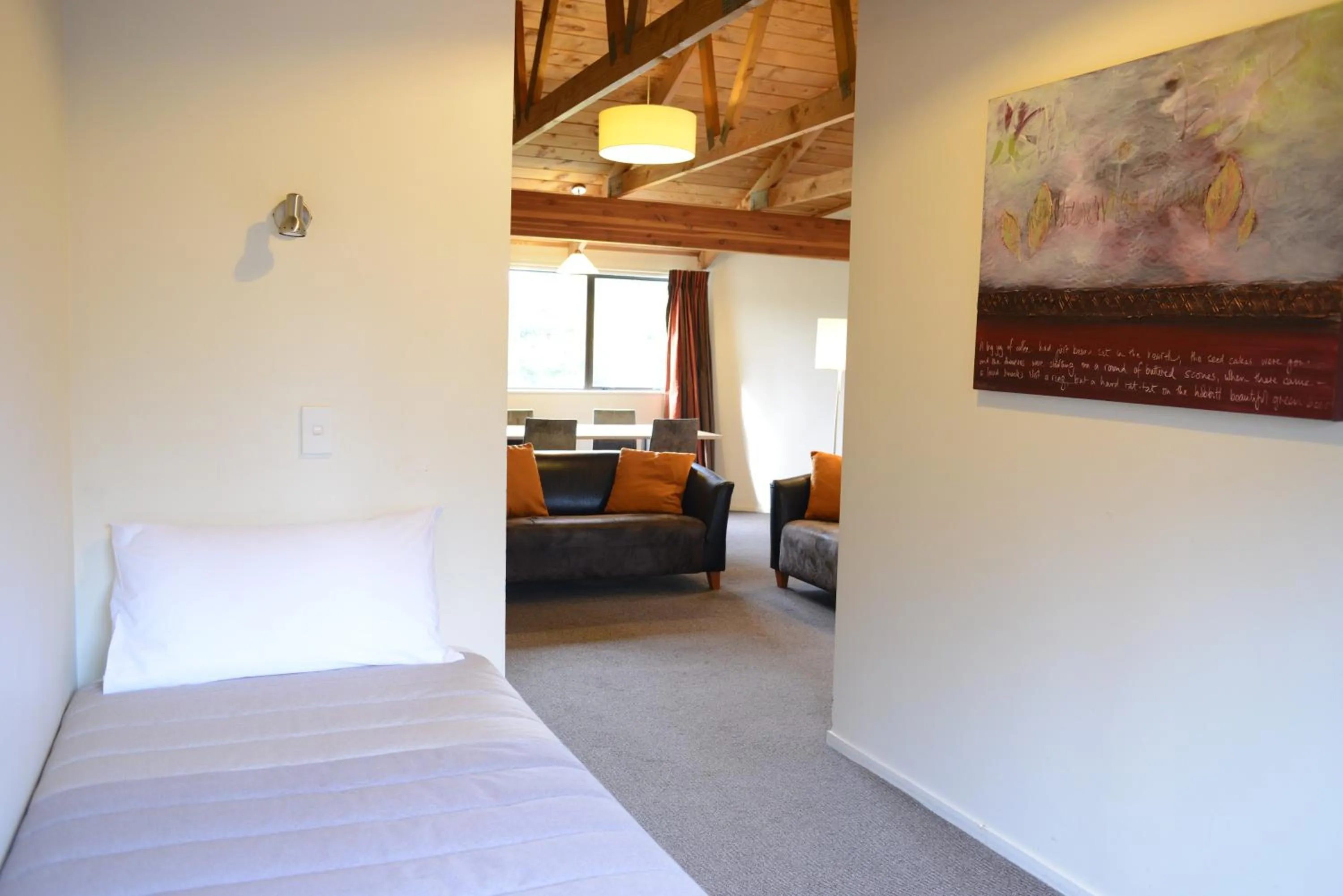 Photo of the whole room, Bed in The Hobbit Motorlodge