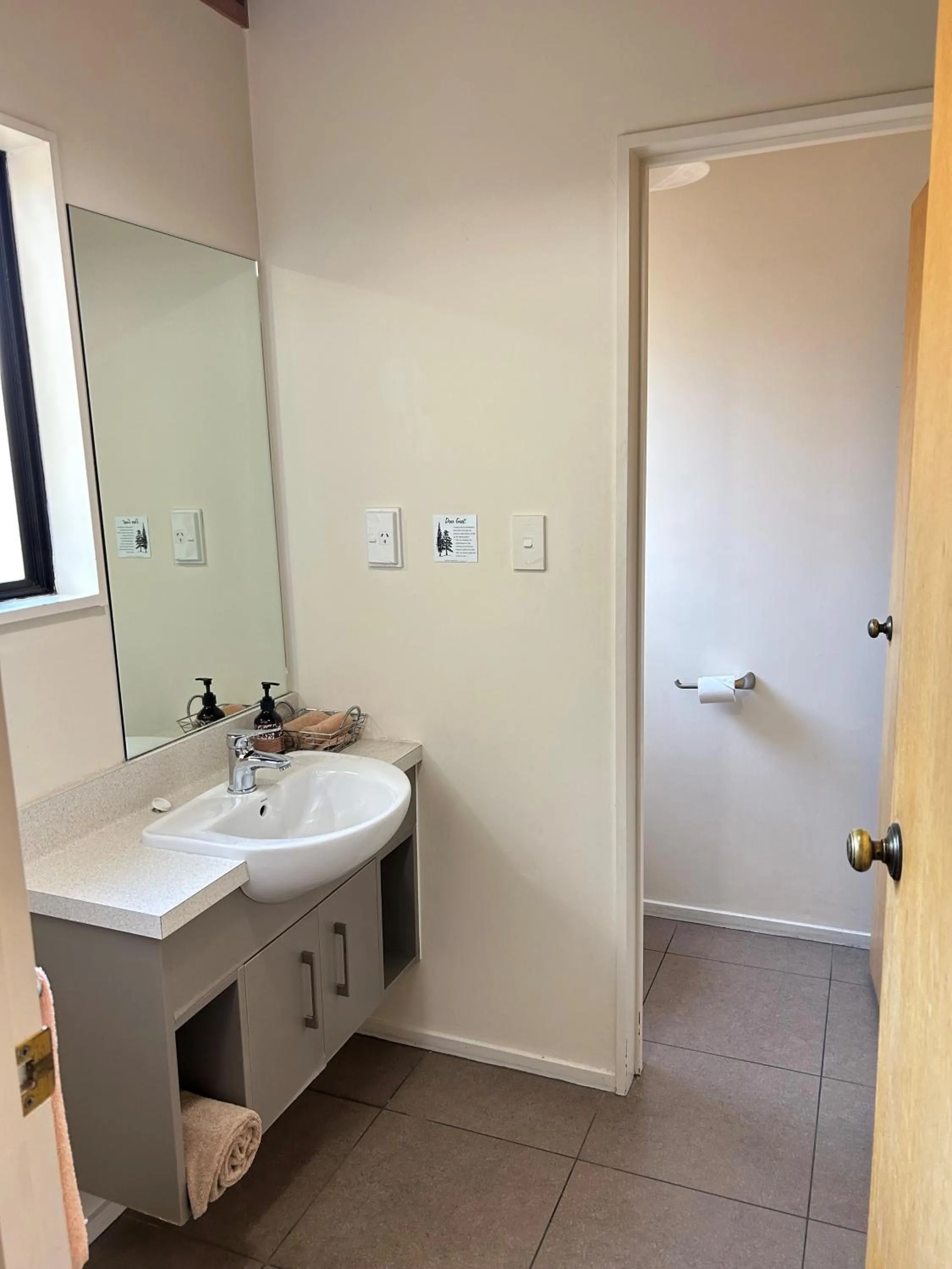 Bathroom in The Hobbit Motorlodge