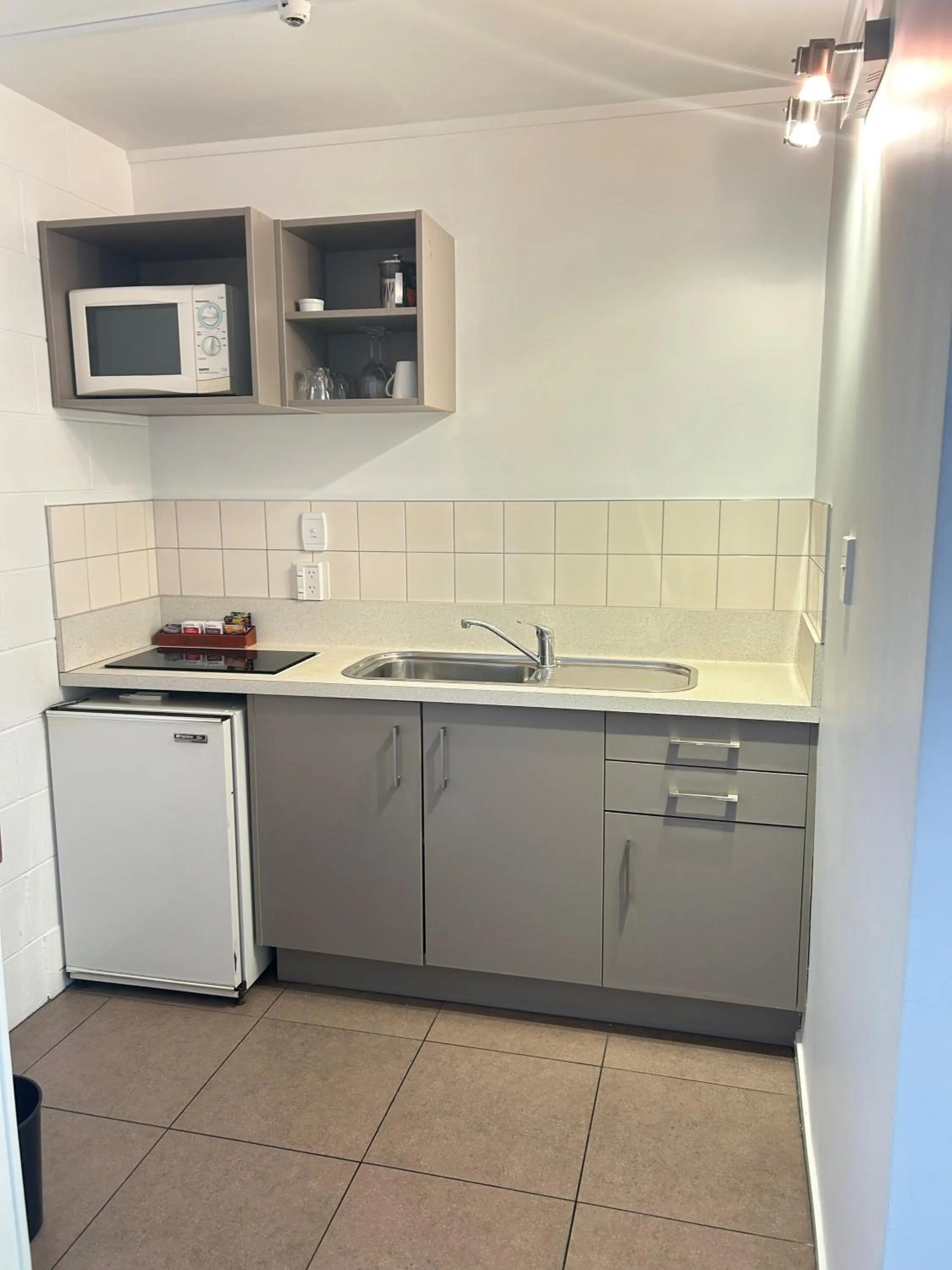 Kitchen or kitchenette in The Hobbit Motorlodge