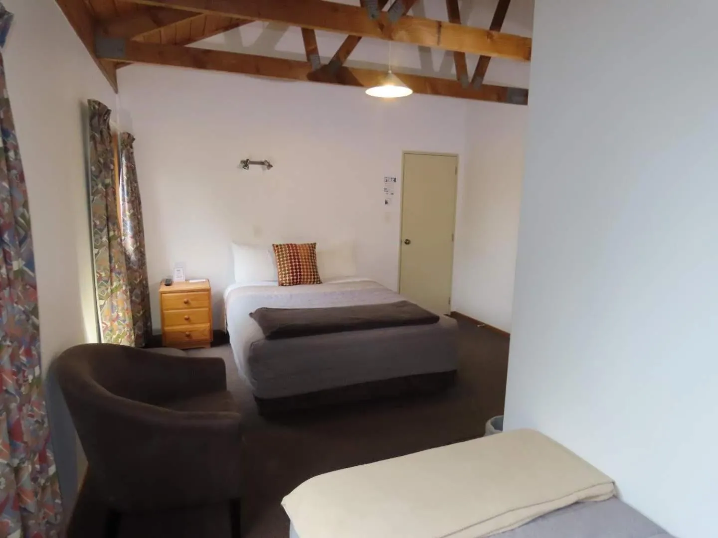 Photo of the whole room, Bed in The Hobbit Motorlodge