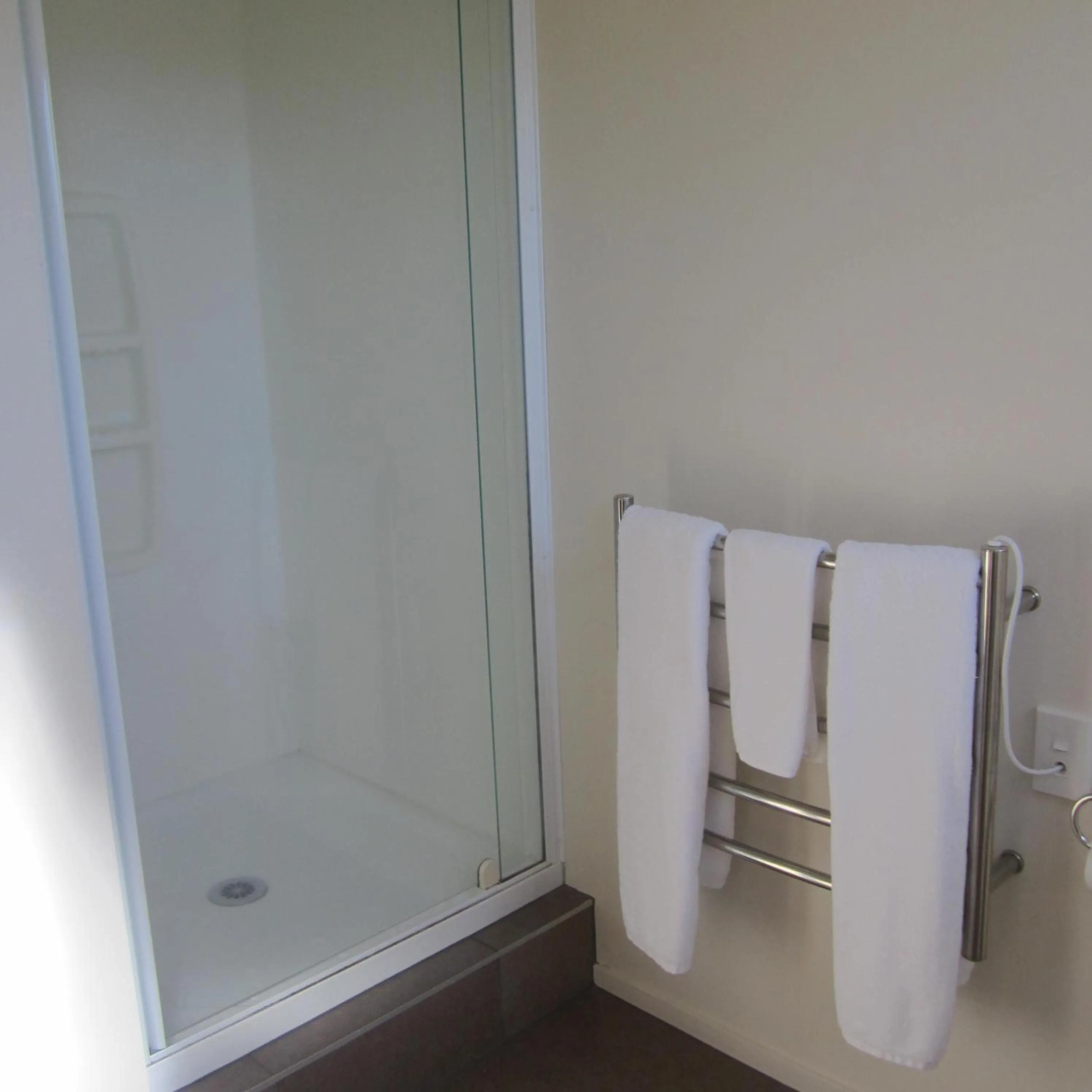 Bathroom in The Hobbit Motorlodge