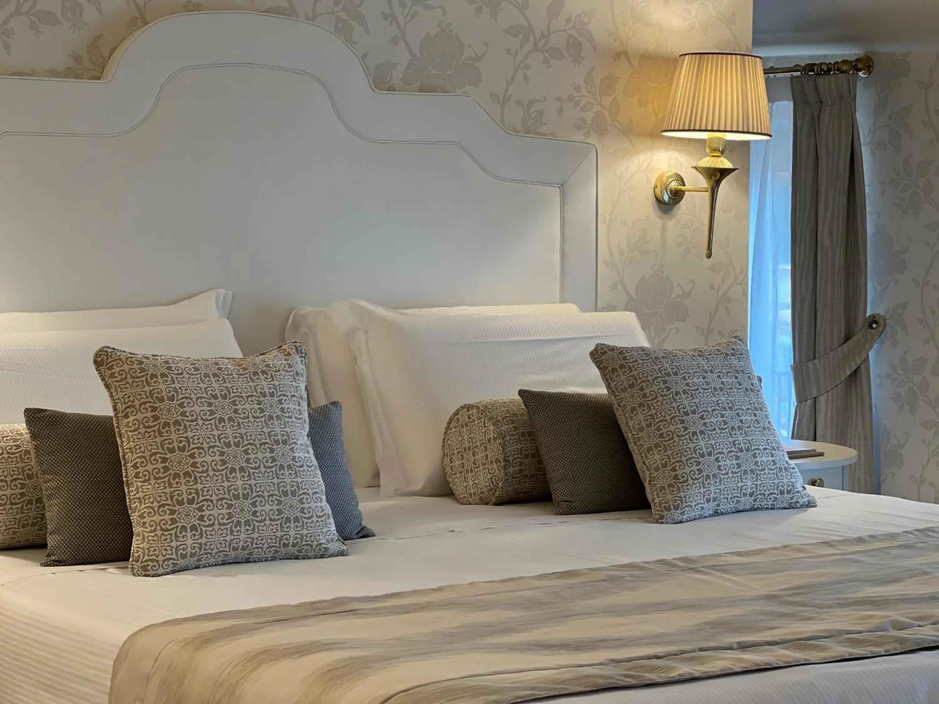 Bed in San Gemini Palace