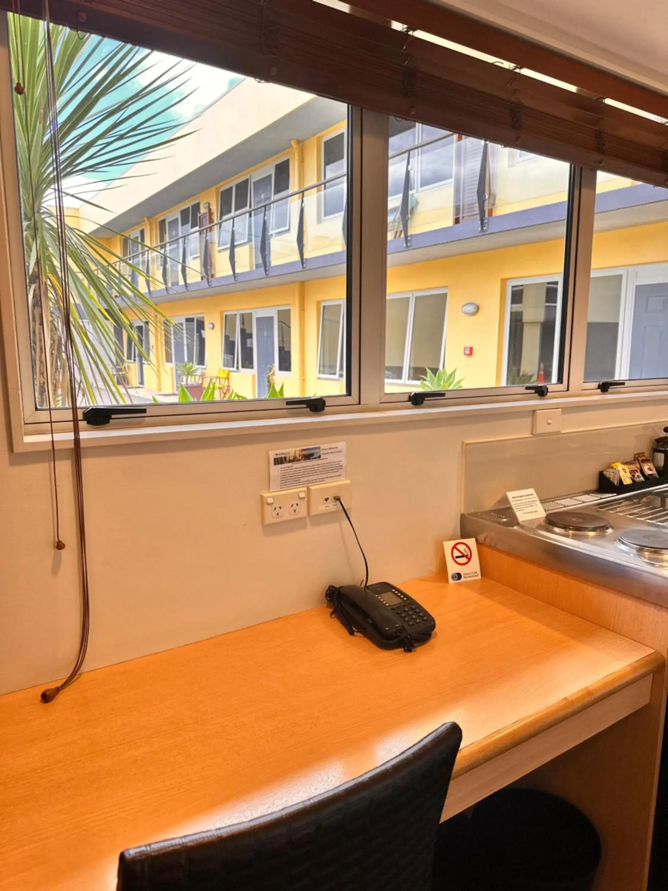 Deluxe Queen Studio in Harbour City Motor Inn & Conference Deluxe Queen Studio in Harbour City Motor Inn & Conference