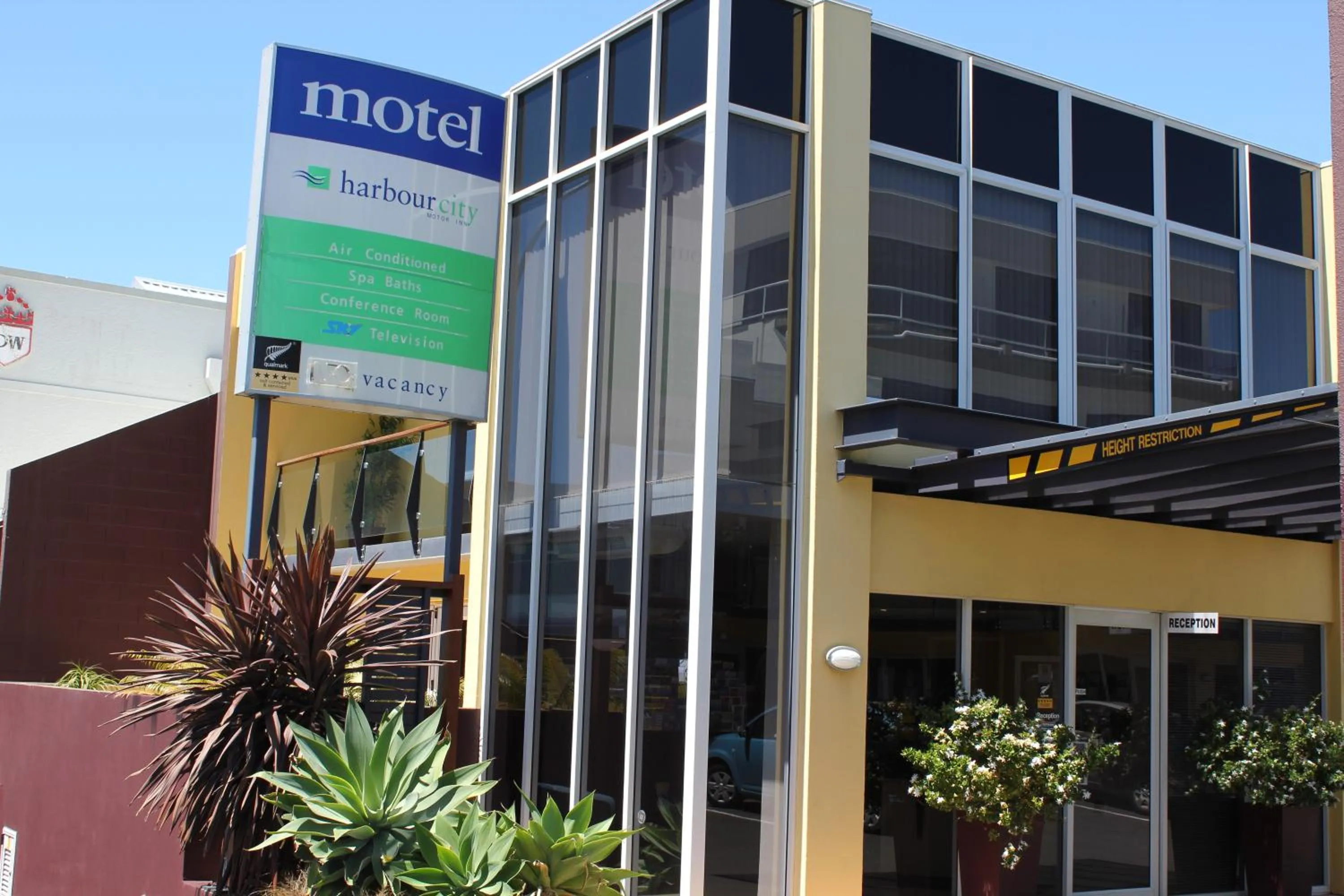 Facade/entrance in Harbour City Motor Inn & Conference