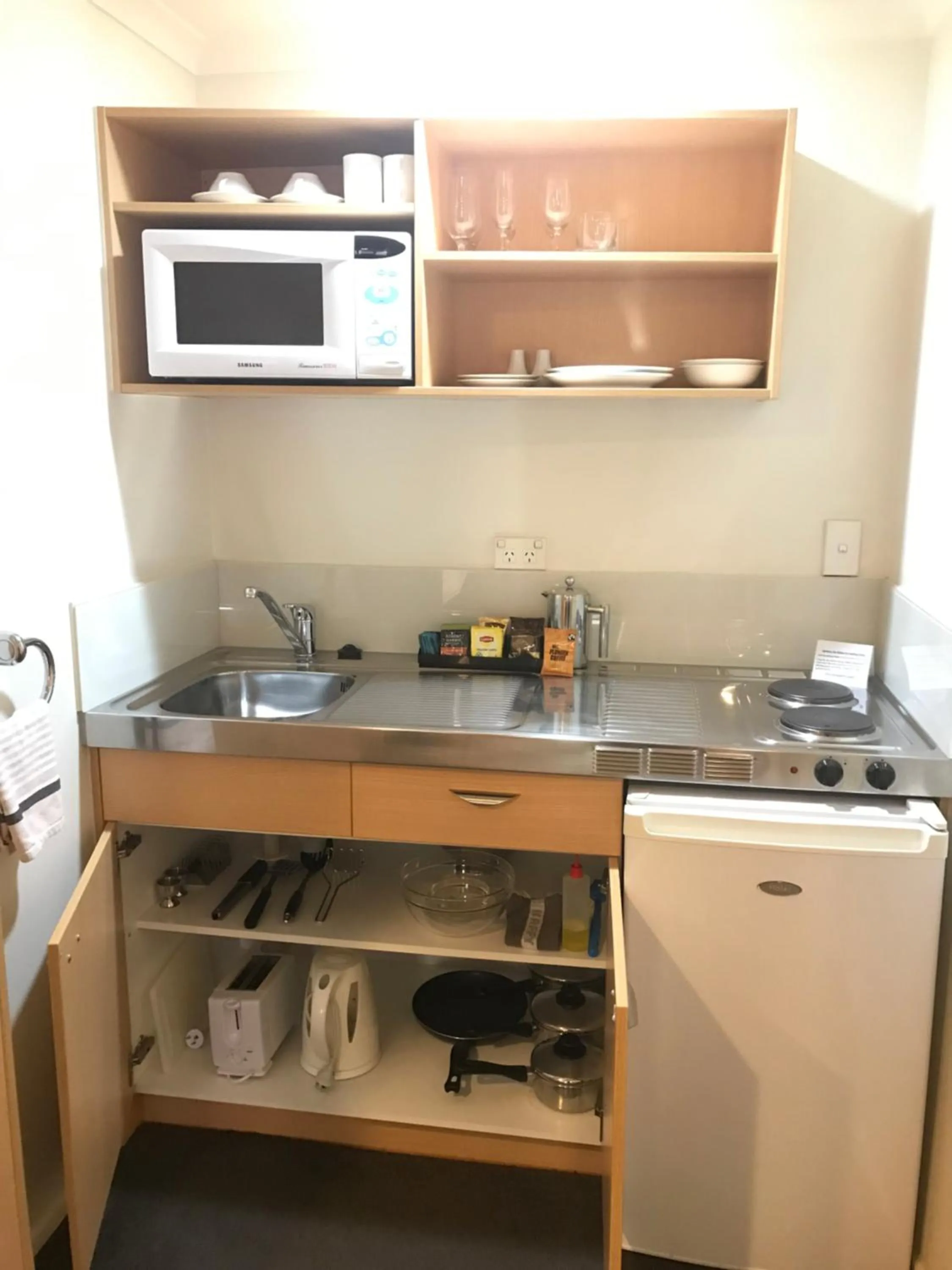 Kitchen or kitchenette in Harbour City Motor Inn & Conference