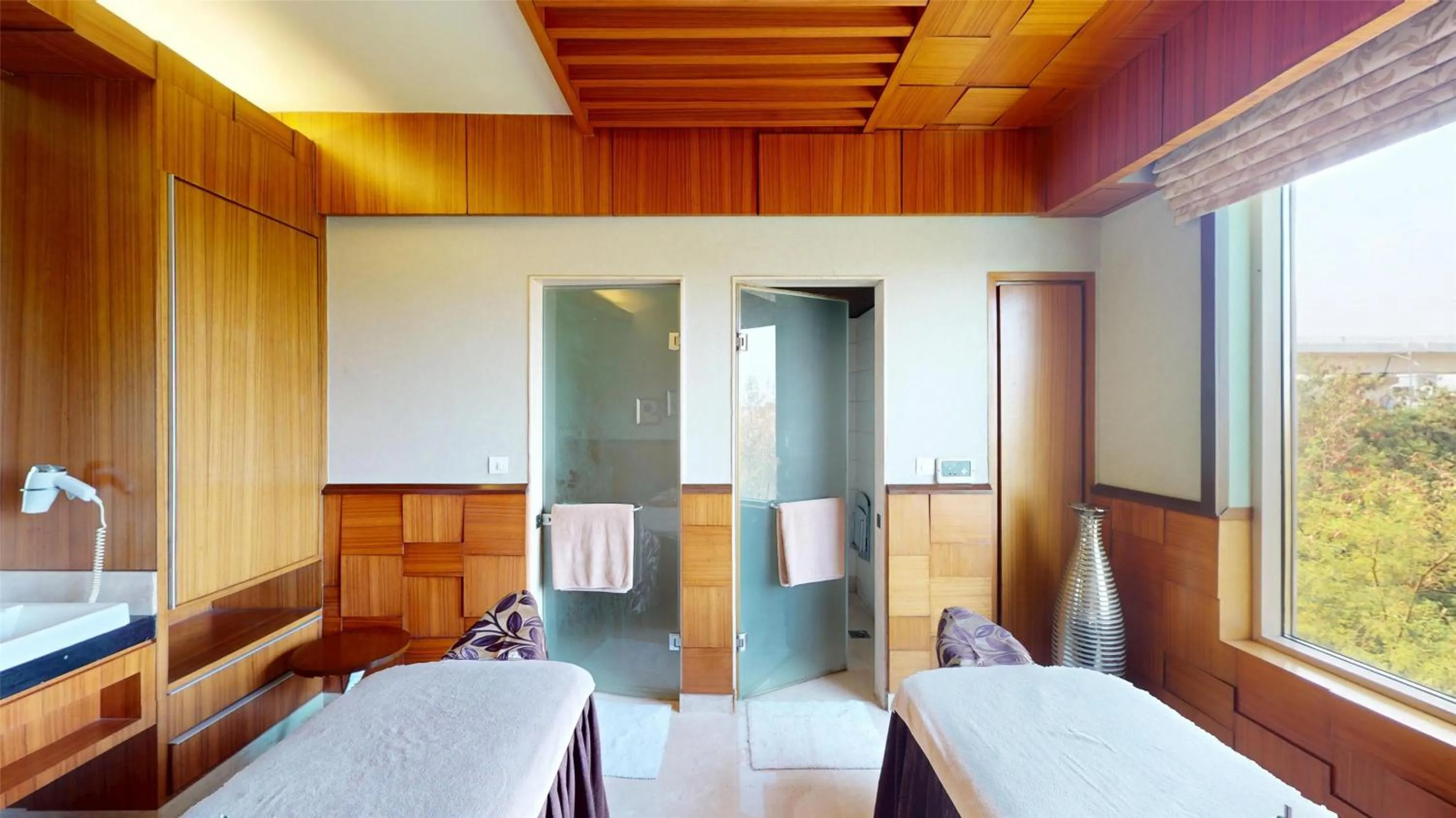 Spa and wellness centre/facilities, Bed in Radisson Blu Hotel, Nagpur