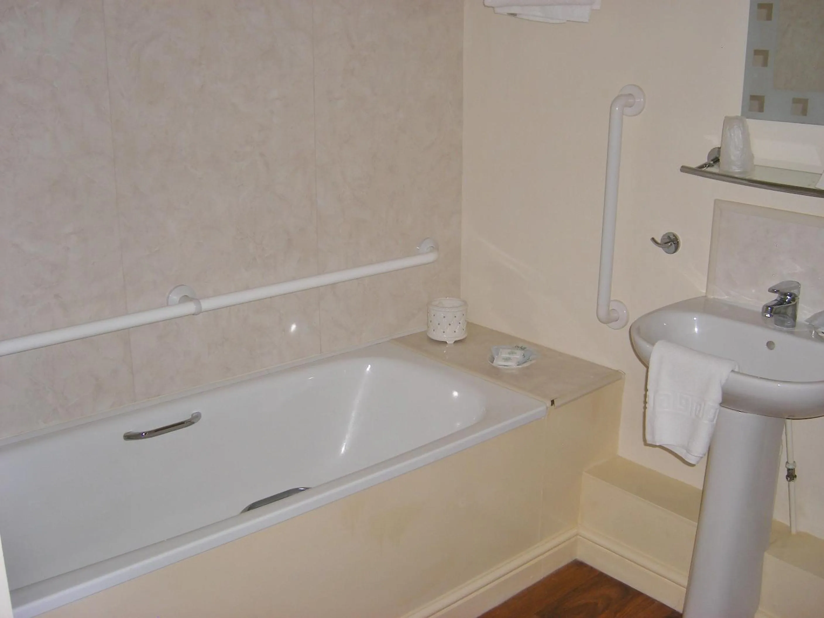 Bathroom in The Kings Head Hotel